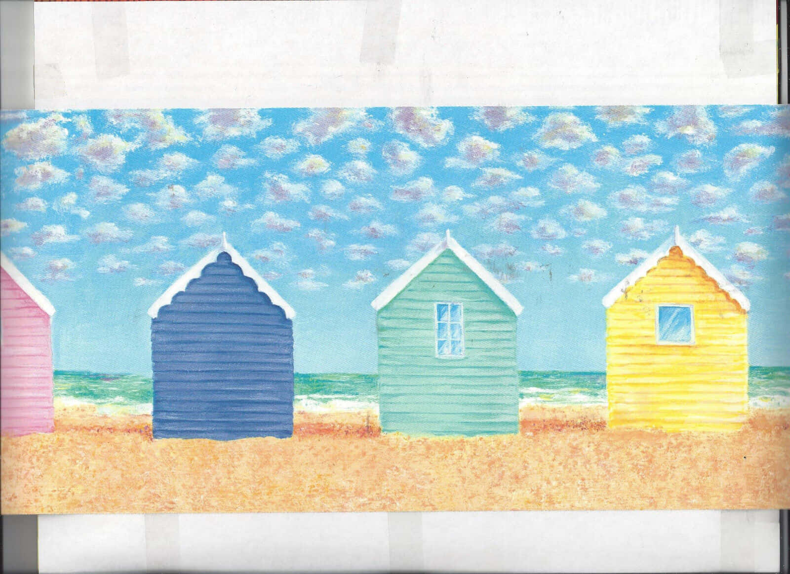 Beach Huts 桌布 壁紙 — 色彩繽紛的粉彩海灘小屋排列在沙灘上，上方是明亮的藍天，點綴著蓬鬆的白雲。