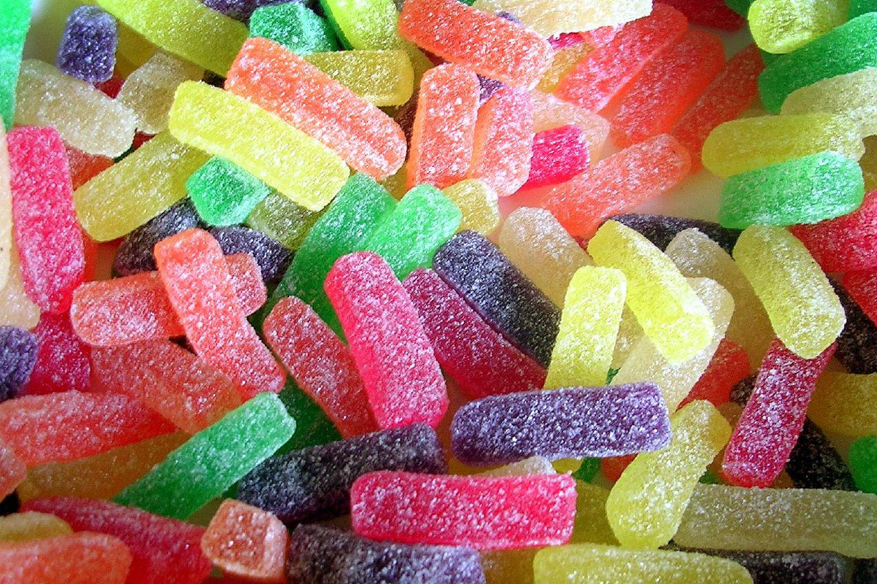 chewy 桌布 壁紙 — 色彩繽紛的糖衣軟糖堆疊在一起的生動特寫。