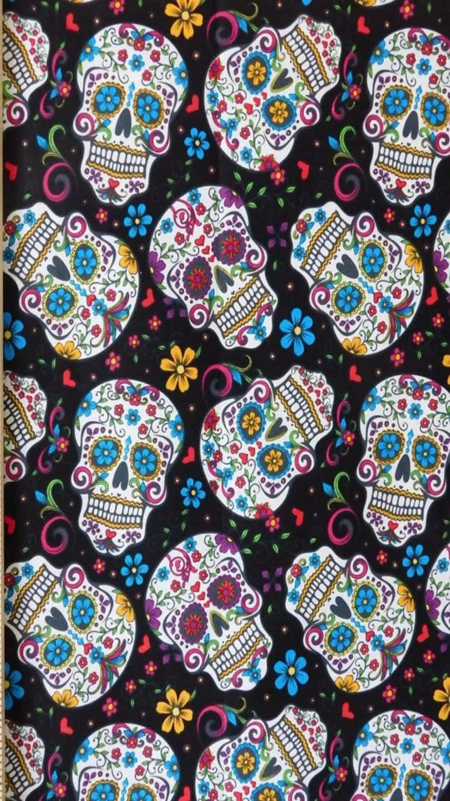 Sugar Skull Phone 桌布 壁紙 — 色彩繽紛的糖骷髏頭飾以鮮花和漩渦圖案，在黑色背景上重複形成節日圖案。