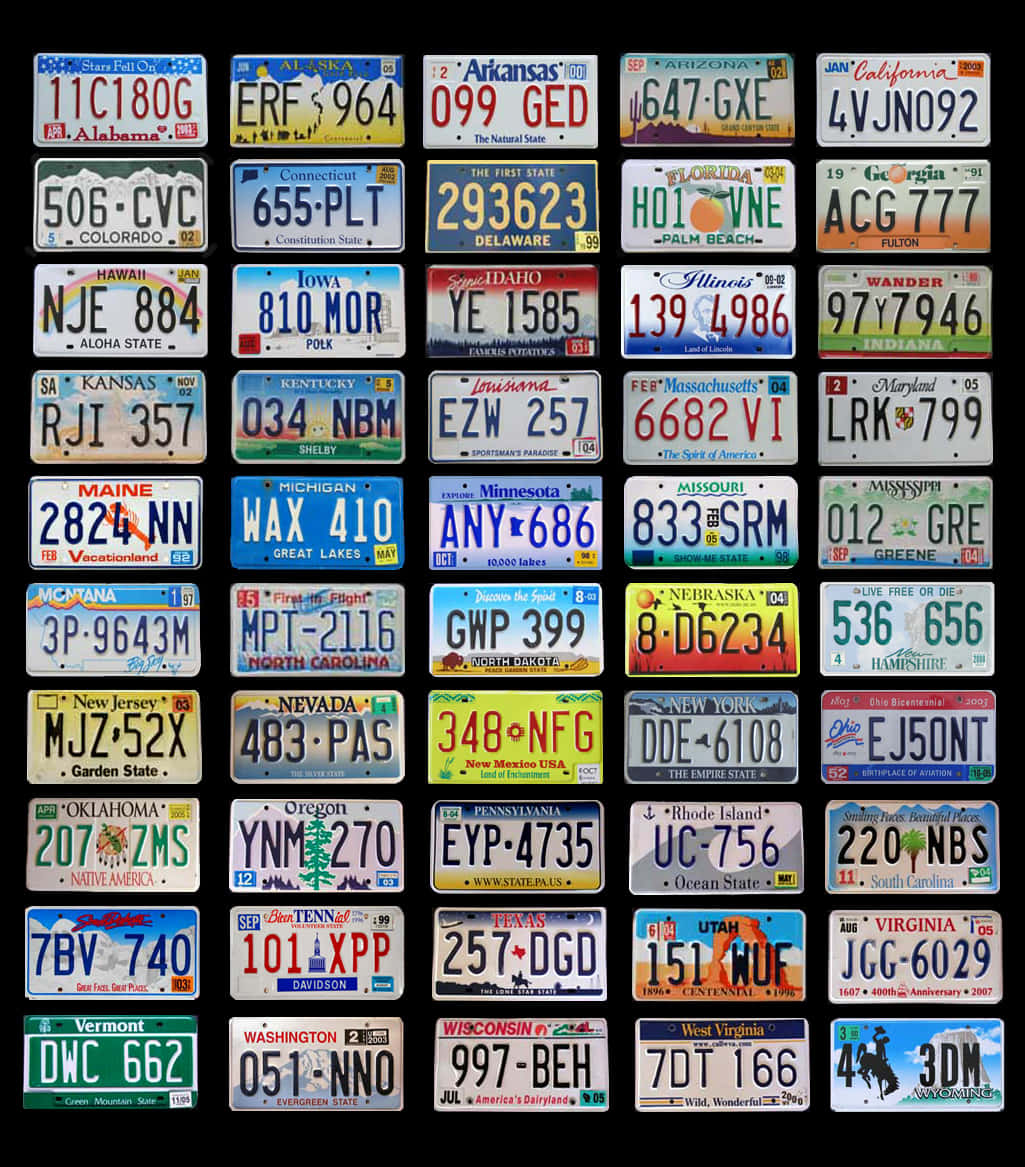 License Plate 桌布 壁紙 — 色彩繽紛的美國各州車牌整齊排列在黑色背景上，形成充滿活力的網格。