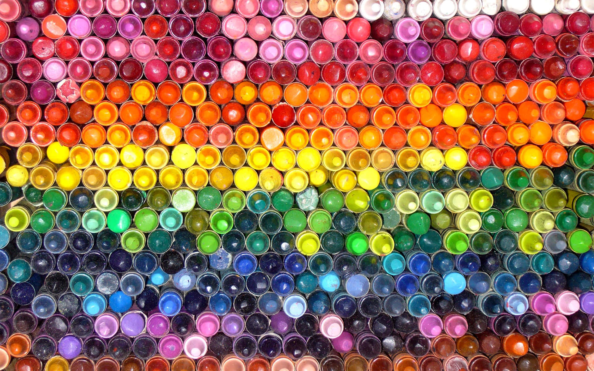 crayon 桌布 壁紙 — 色彩繽紛的蠟筆頂端整齊排列，形成充滿活力的彩虹圖案。