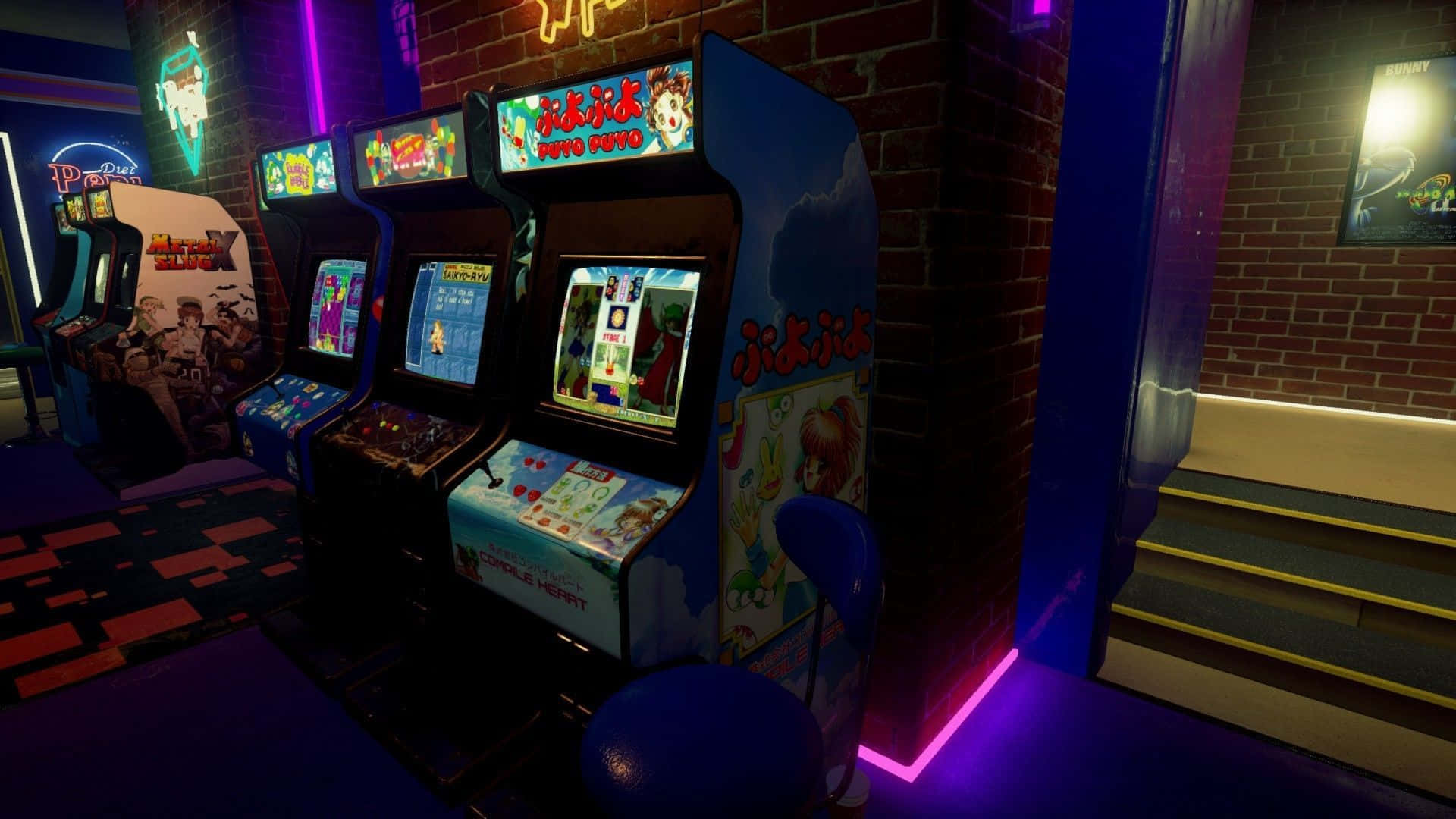 Arcade Aesthetic 桌布 壁紙 — 色彩繽紛的街機在霓虹燈下閃耀，位於光線昏暗的復古遊戲廳，配有磚牆和圖案地板。