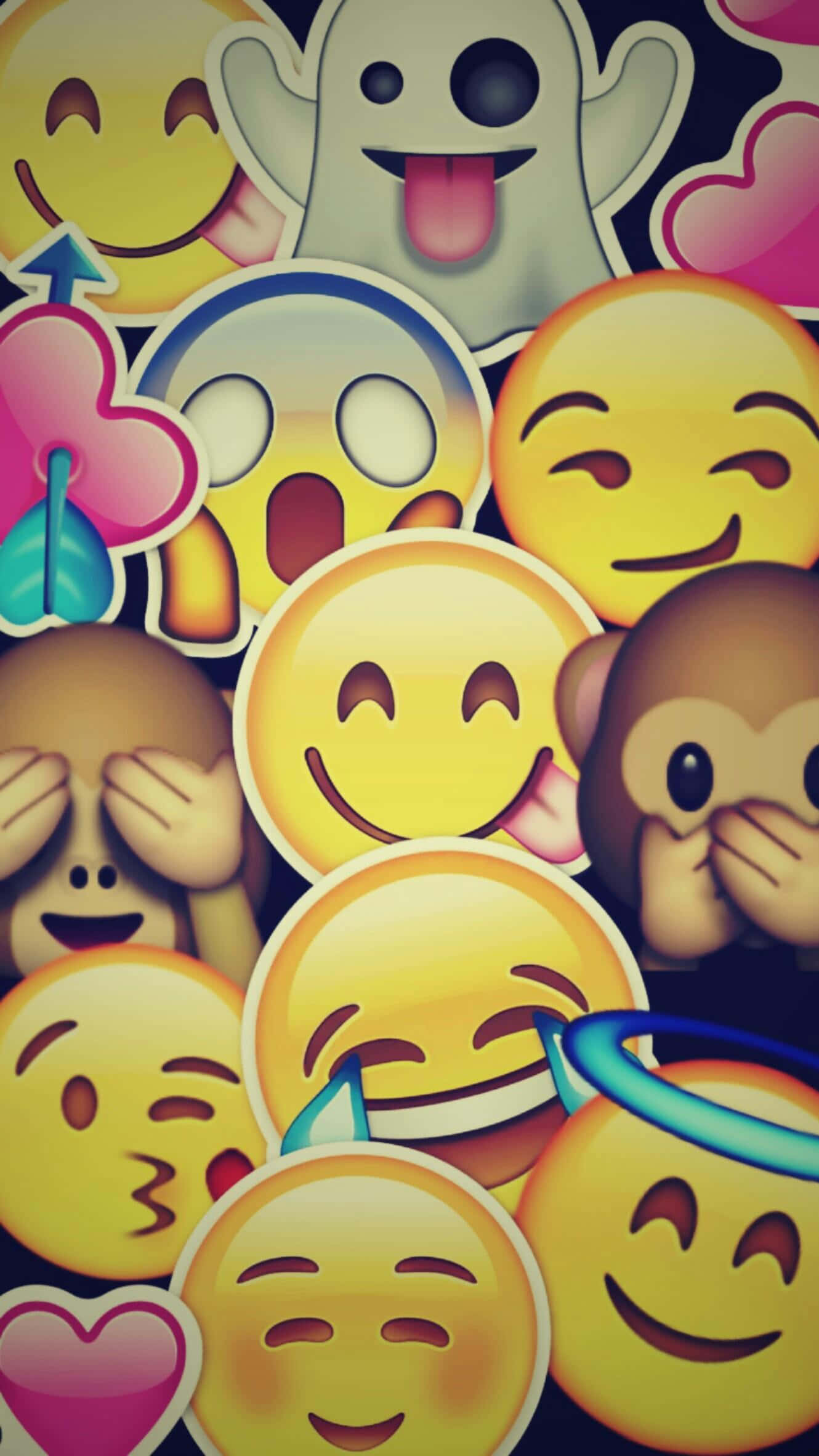 Cute Emoji 桌布 壁紙 — 色彩繽紛的表情符號貼紙拼貼，包括笑臉、鬼魂、心形和猴子，以俏皮混亂的圖案重疊在一起。