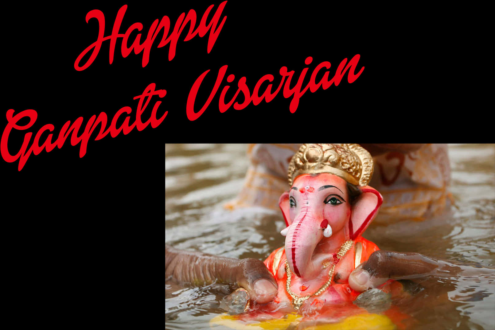 Ganpati 桌布 壁紙 — 色彩繽紛的象神像在水中漂浮，雙手在喜慶的宗教浸禮儀式中輕輕將其放入水中。