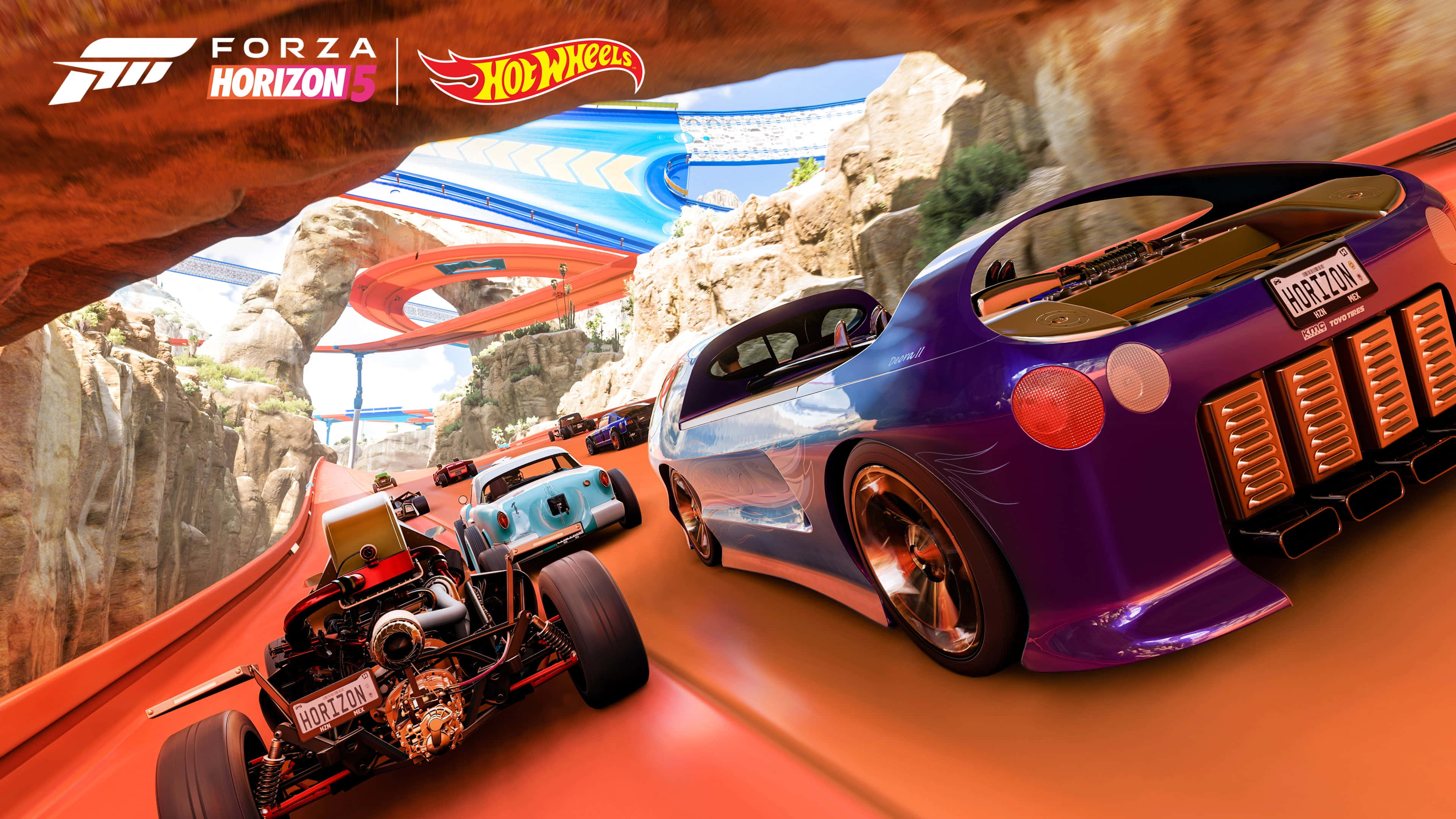 Forza Horizon 桌布 壁紙 — 色彩繽紛的賽車在明亮的日光下，沿著蜿蜒的橙色賽道疾馳，賽道穿過岩石峽谷地形。