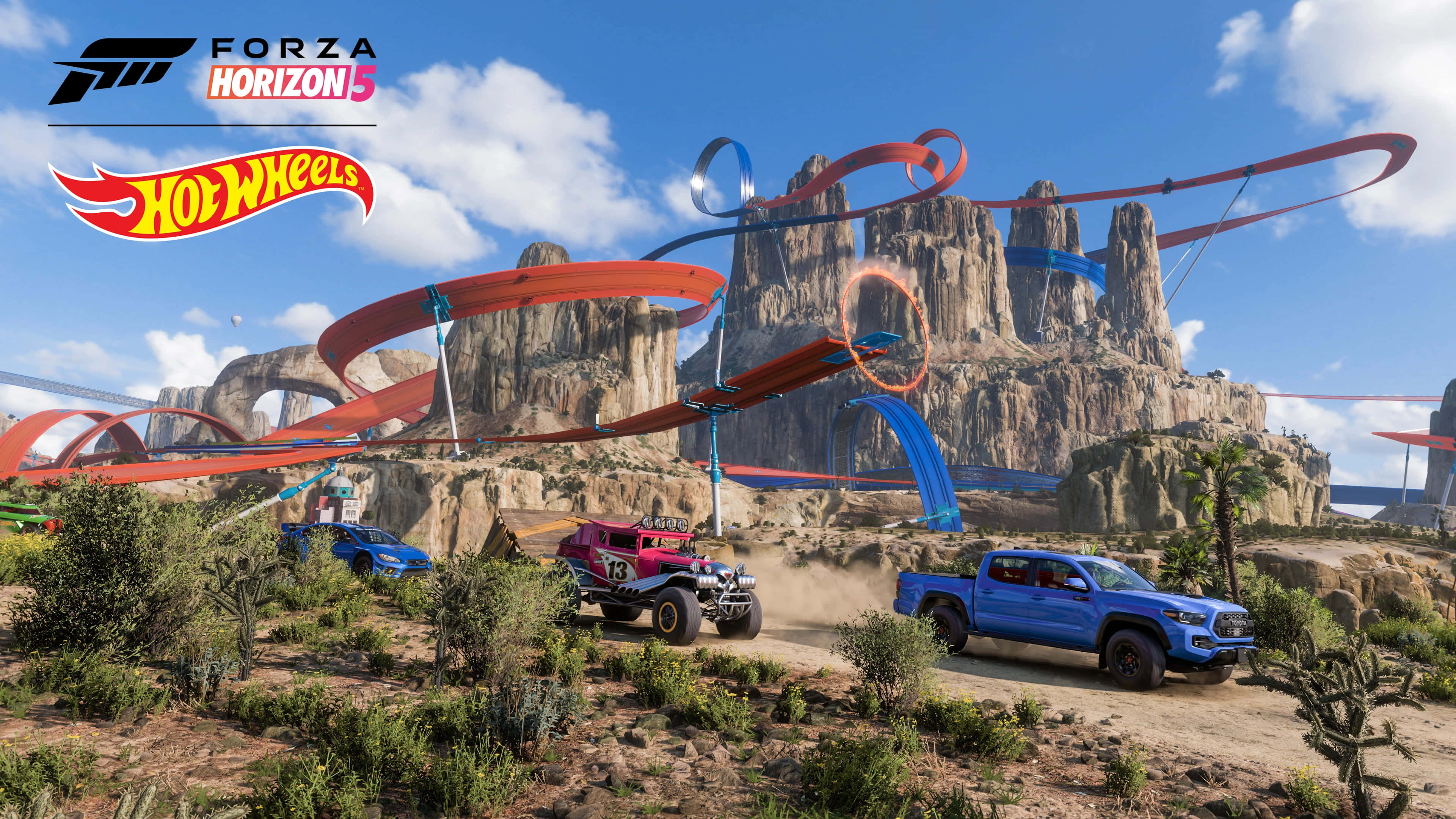 Forza Horizon 5 4K 桌布 壁紙 — 色彩繽紛的賽車在沙漠峽谷中飛馳，高聳的風火輪賽道在明亮的藍天下繞過岩石懸崖。