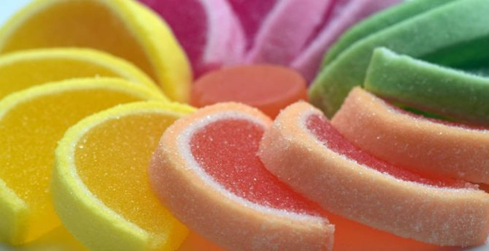 Candy 桌布 壁紙 — 色彩繽紛的軟糖，形狀像柑橘片，在特寫中閃爍著糖晶體。