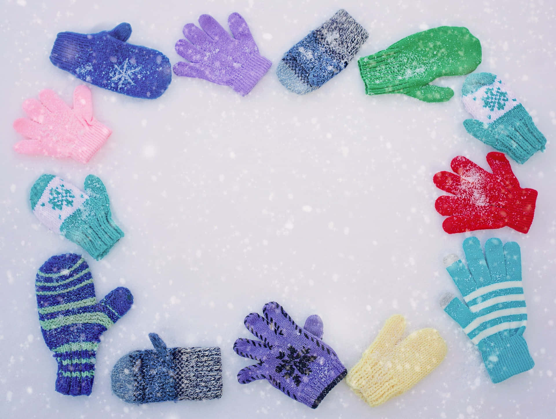 Mittens 桌布 壁紙 — 色彩繽紛的針織手套在雪地上排成圓形，雪花飄落。
