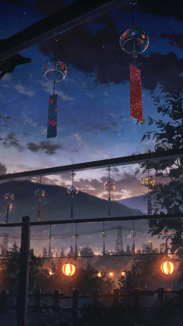 Night Anime 桌布 壁紙 — 色彩繽紛的風鈴和發光的燈籠懸掛在遙遠城市景觀上方繁星點點的暮色天空中。
