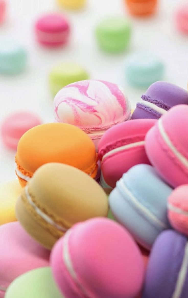 Desserts 桌布 壁紙 — 色彩繽紛的馬卡龍特寫，帶有柔和的粉彩色調和奶油餡料。