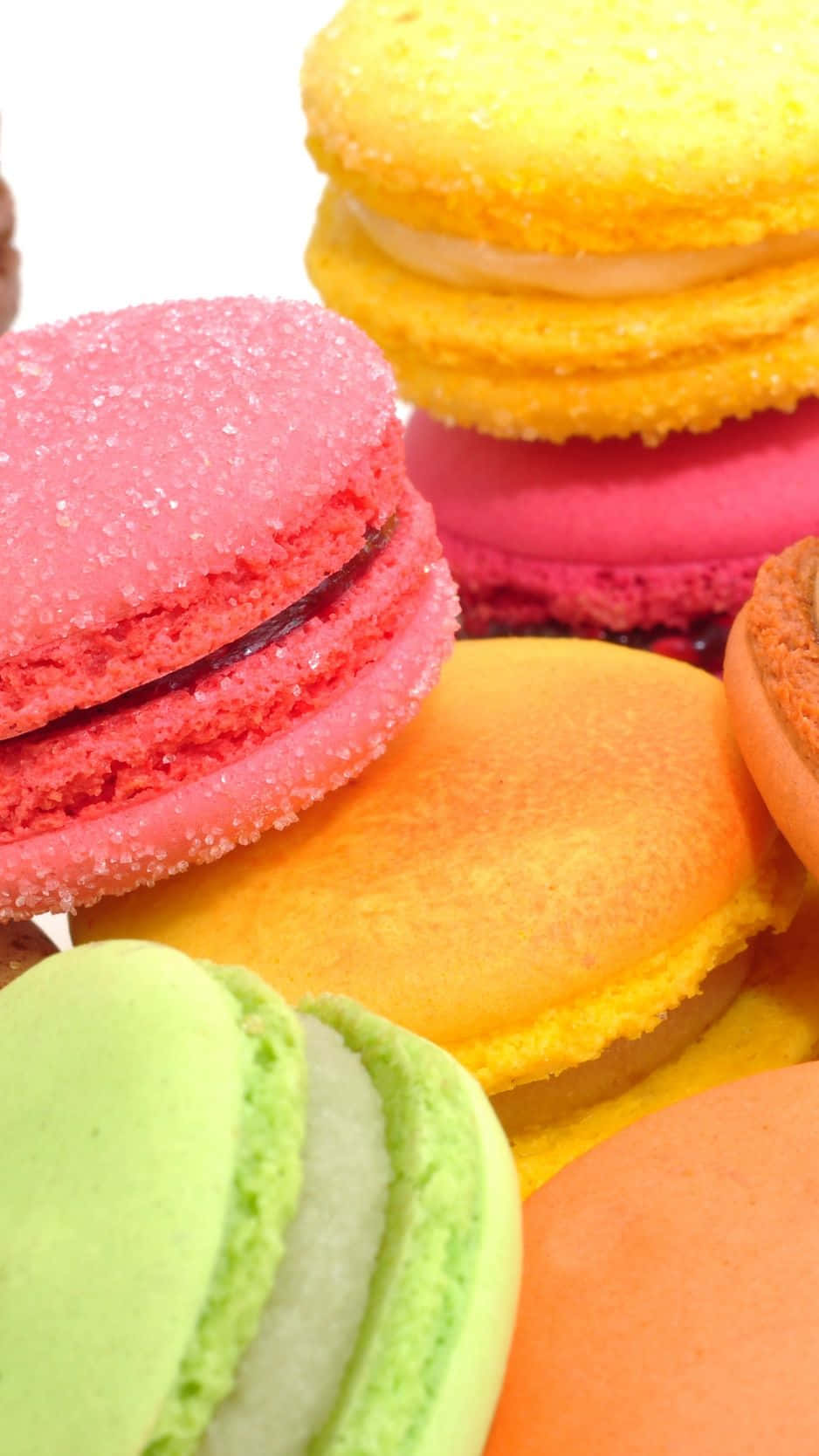 Desserts 桌布 壁紙 — 色彩繽紛的馬卡龍近距離特寫，有糖衣外殼和奶油餡料。