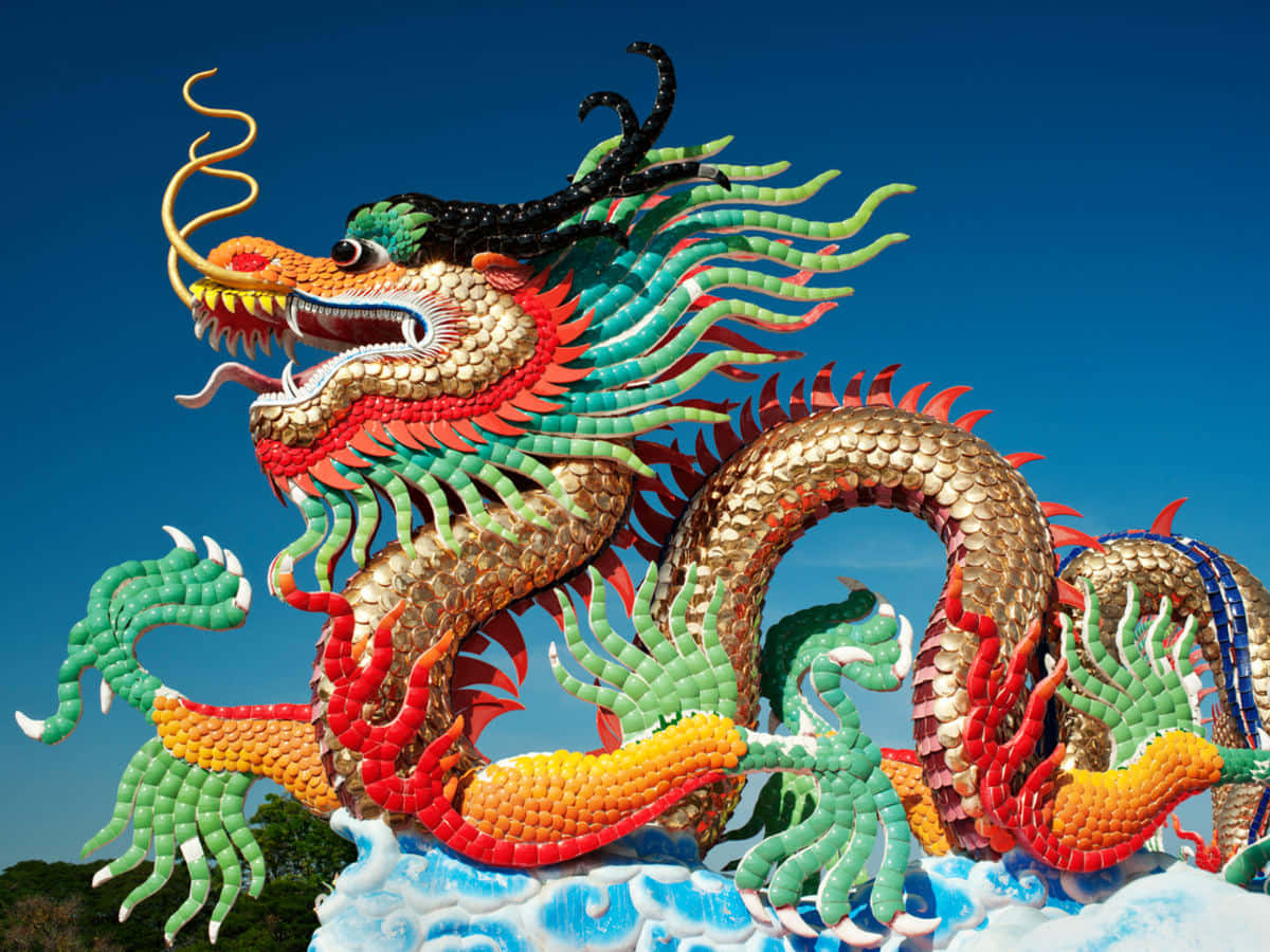 龍 桌布 壁紙 — 色彩繽紛的馬賽克龍雕塑在清澈的藍天下動態盤繞，帶有精細的鱗片和飄逸的鬃毛。