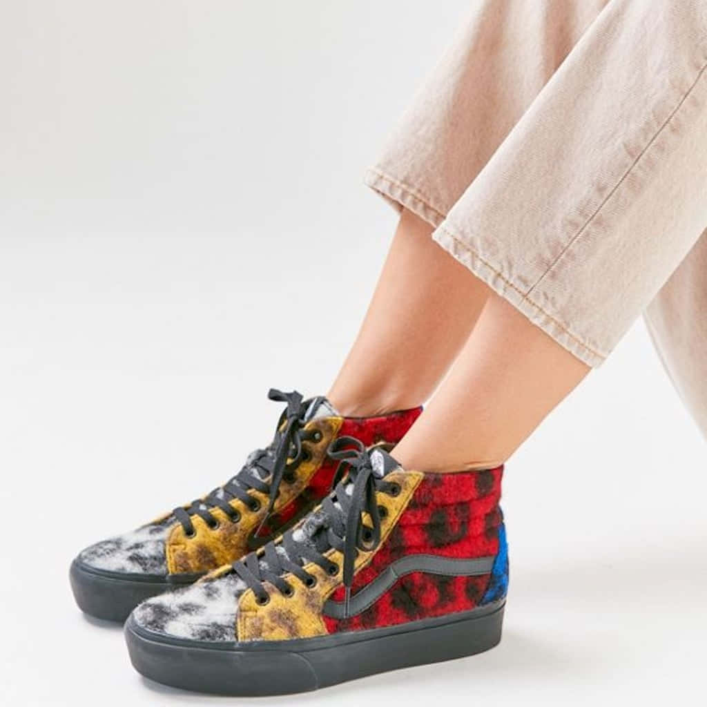 Vans 桌布 壁紙 — 色彩繽紛的高筒運動鞋近距離特寫，帶有拼布格紋和豹紋圖案，搭配米色褲子。