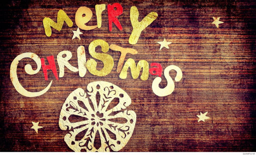 Cute Merry Christmas 桌布 壁紙 — 色彩繽紛金屬字體的聖誕快樂文字，以及裝飾性雪花在質樸木質背景上。