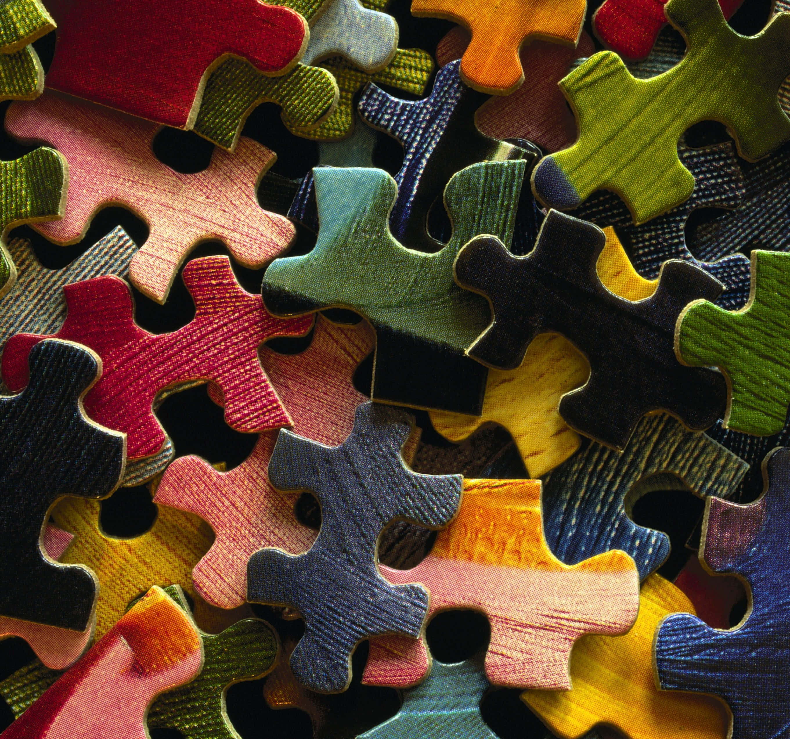 Puzzle 桌布 壁紙 — 色彩鮮豔、紋理豐富的木製拼圖碎片特寫。