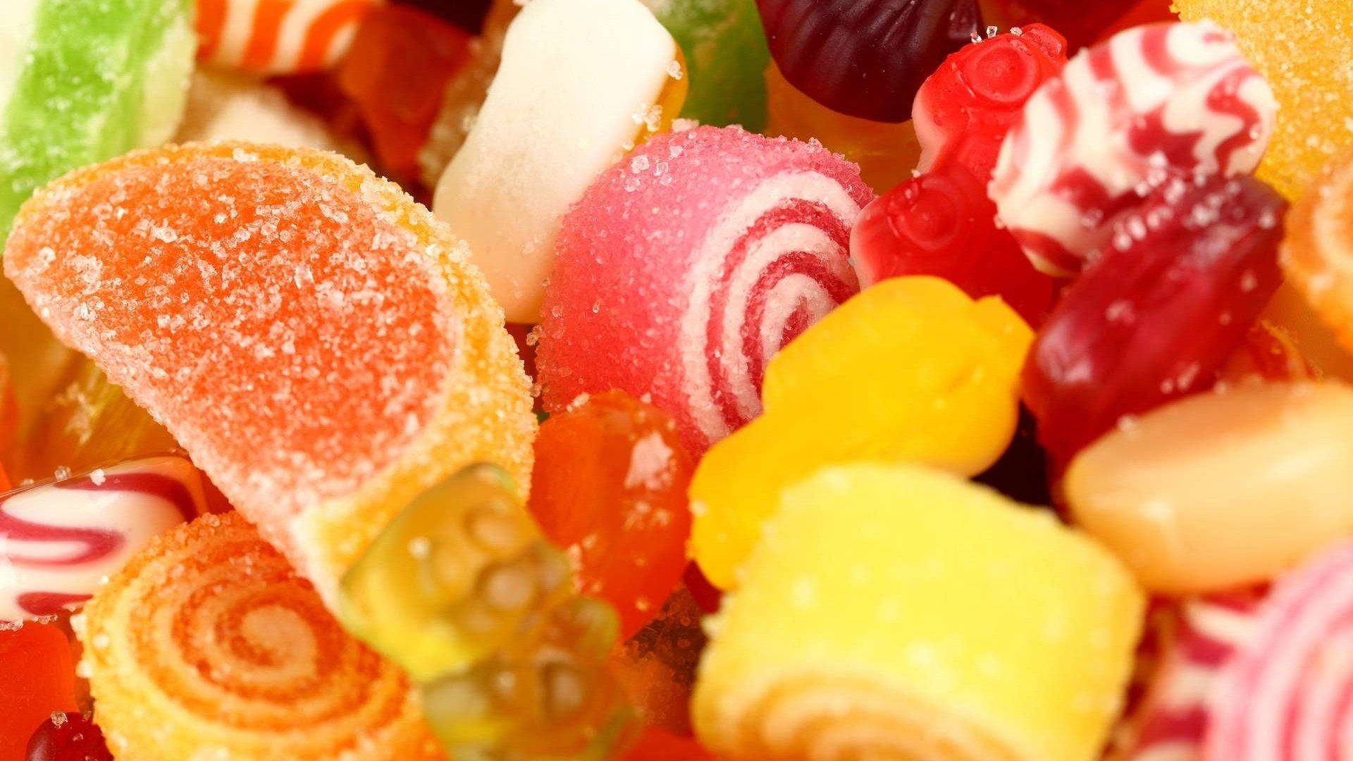 Candy 桌布 壁紙 — 色彩鮮豔、表面有紋理的各種糖果特寫。