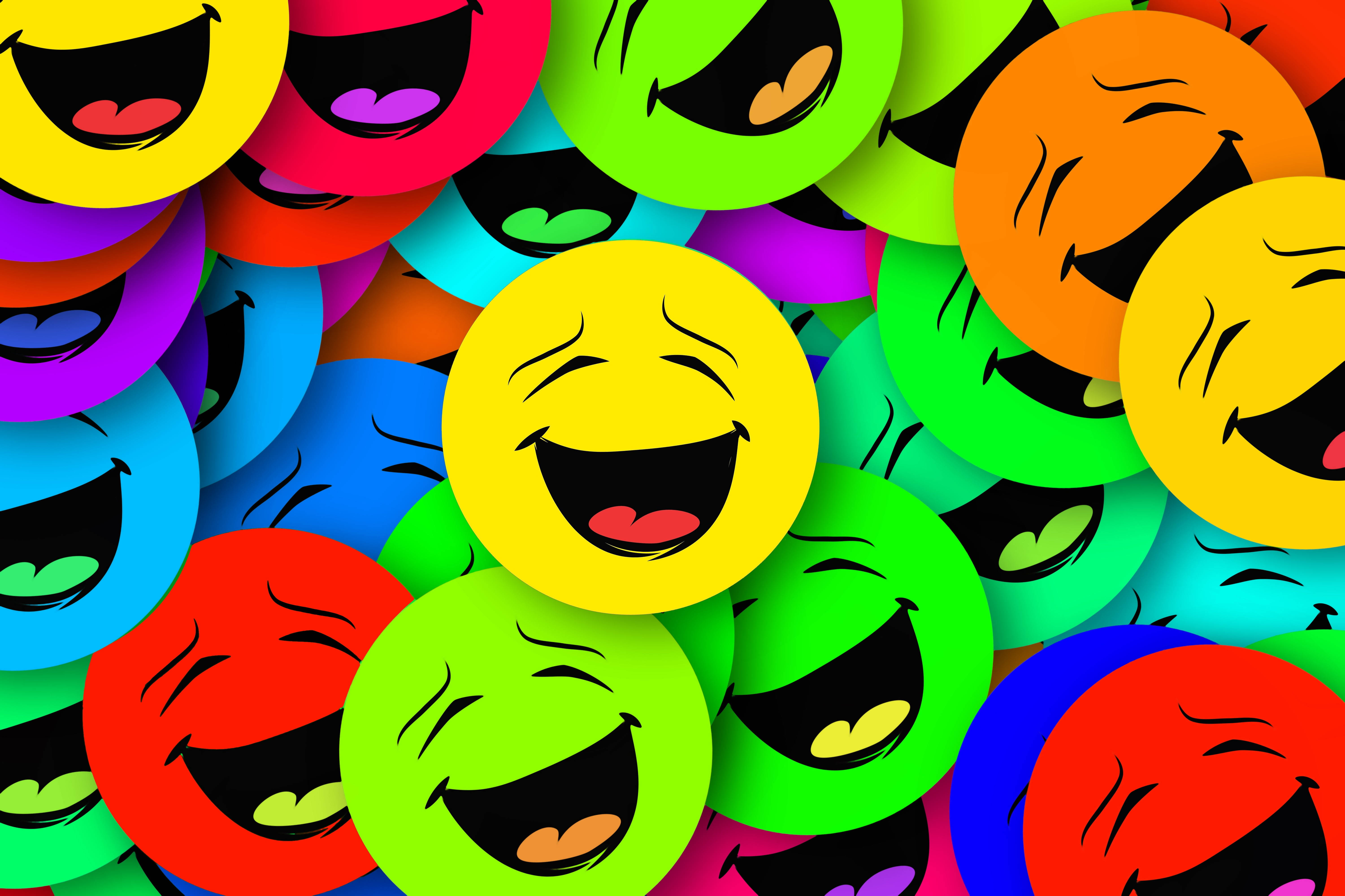laughing emoji 桌布 壁紙 — 色彩鮮豔、重疊的卡通笑臉，以鮮明色彩歡樂大笑。