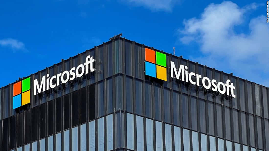藍天下帶有標誌的微軟公司大樓 — Microsoft 壁紙