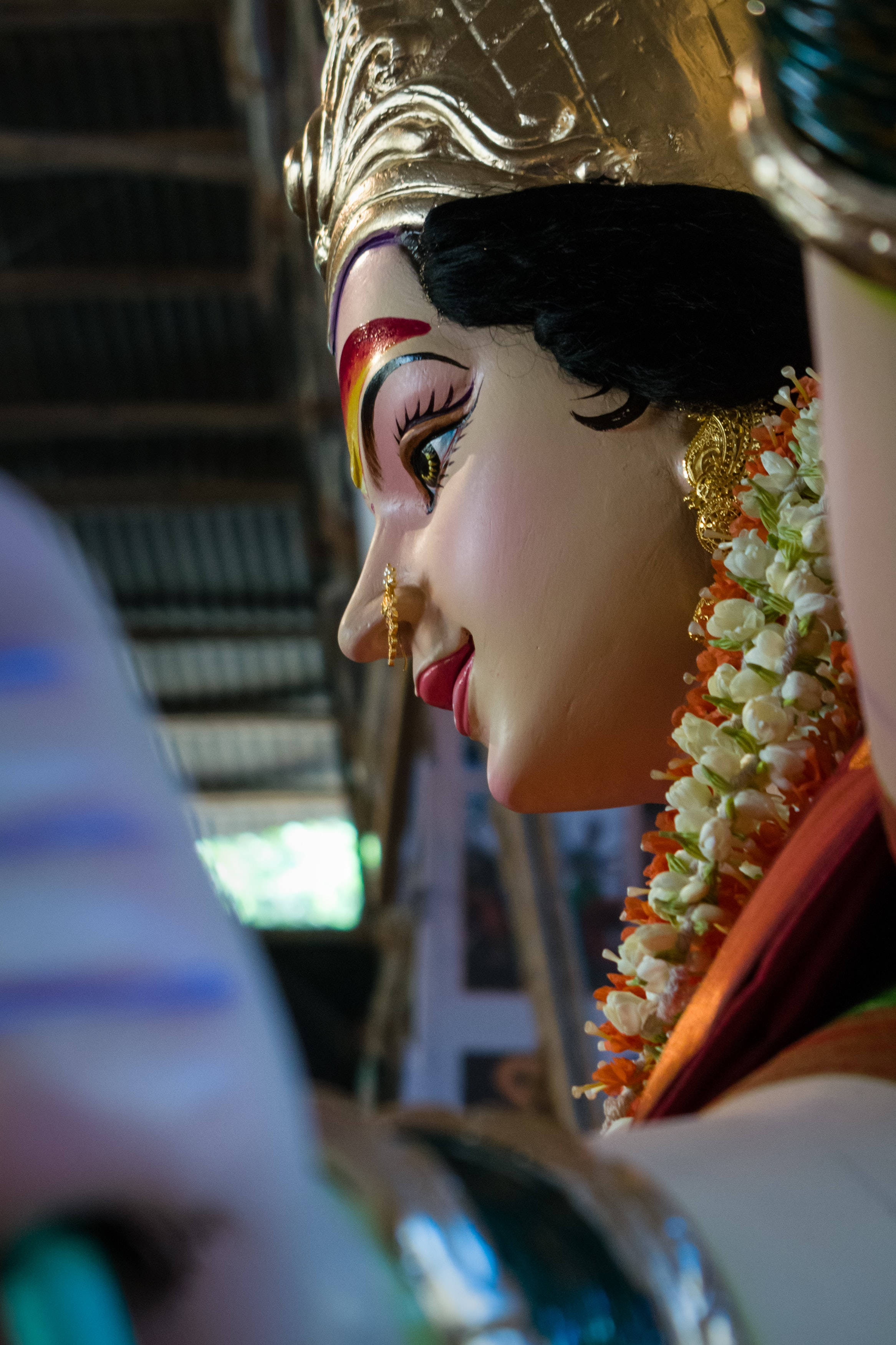 Mata Rani 桌布 壁紙 — 色彩鮮豔的印度教女神像特寫，飾有金冠、鮮花和珠寶。