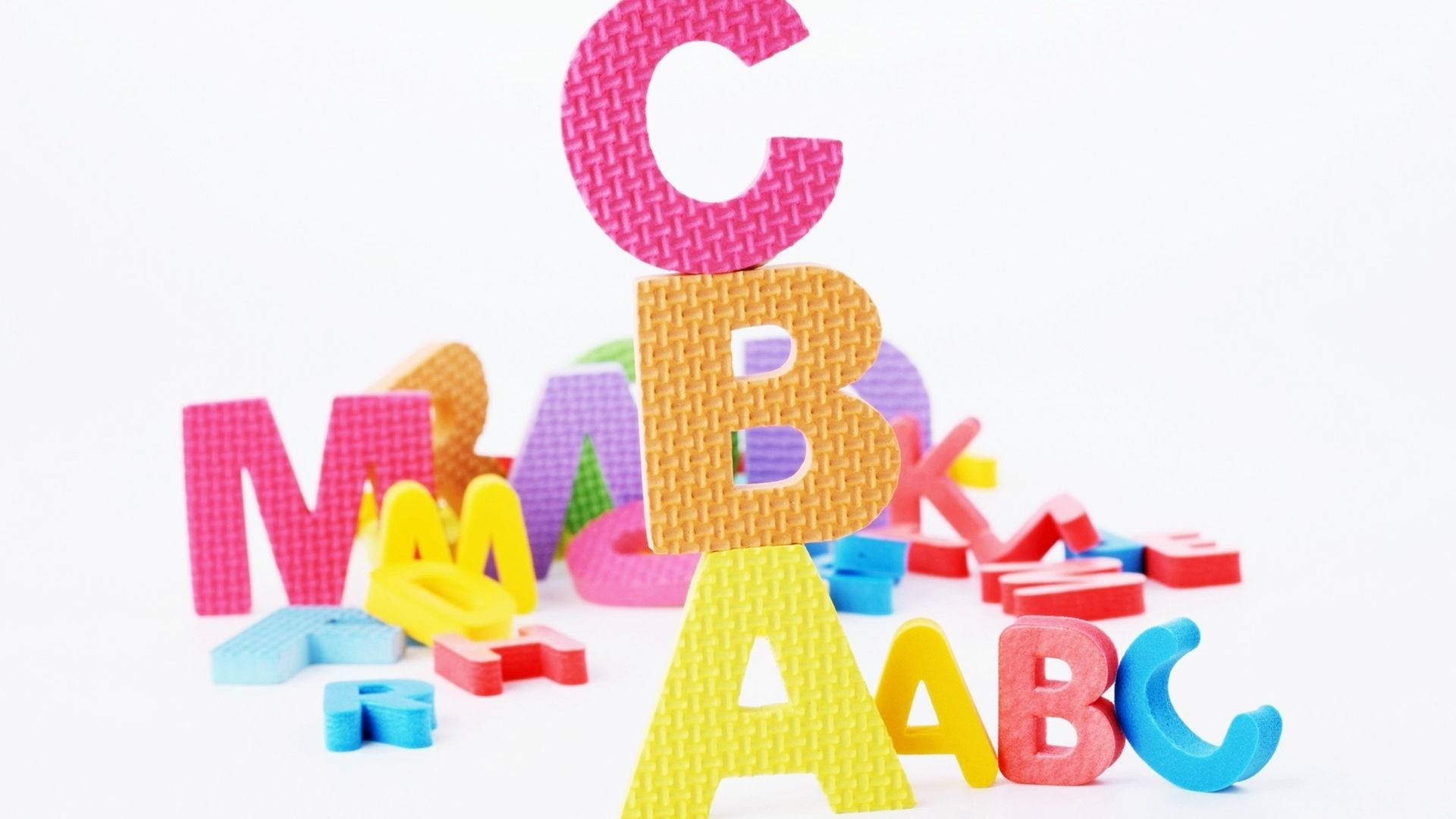 堆疊的彩色泡棉字母以相反順序拼出 C B A。