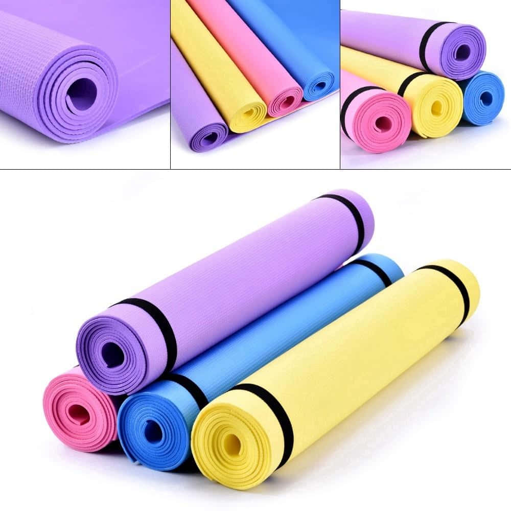 Gymnastics Mat 桌布 壁紙 — 色彩鮮豔的紫色、粉紅色、黃色和藍色捲起的瑜珈墊整齊排列在潔白背景上。