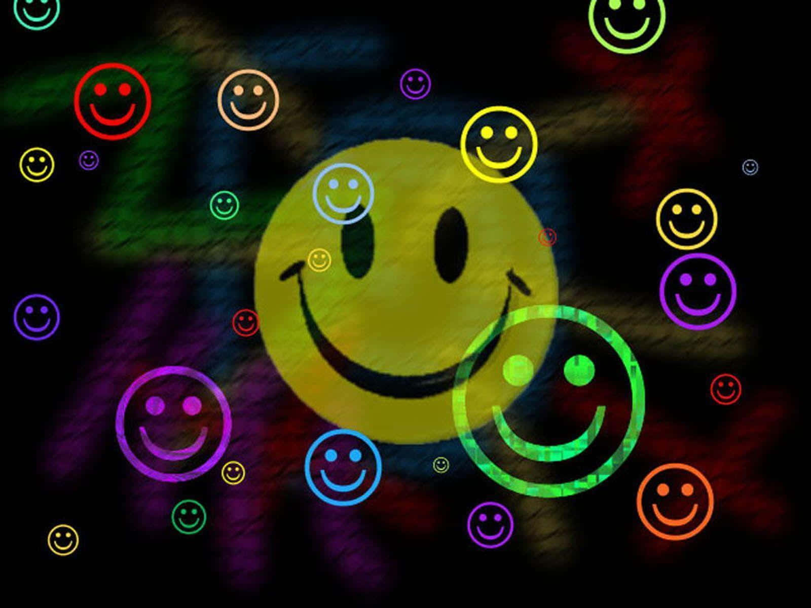 Aesthetic Smiley Face 桌布 壁紙 — 色彩鮮豔的霓虹色笑臉在深色紋理背景上漂浮發光。