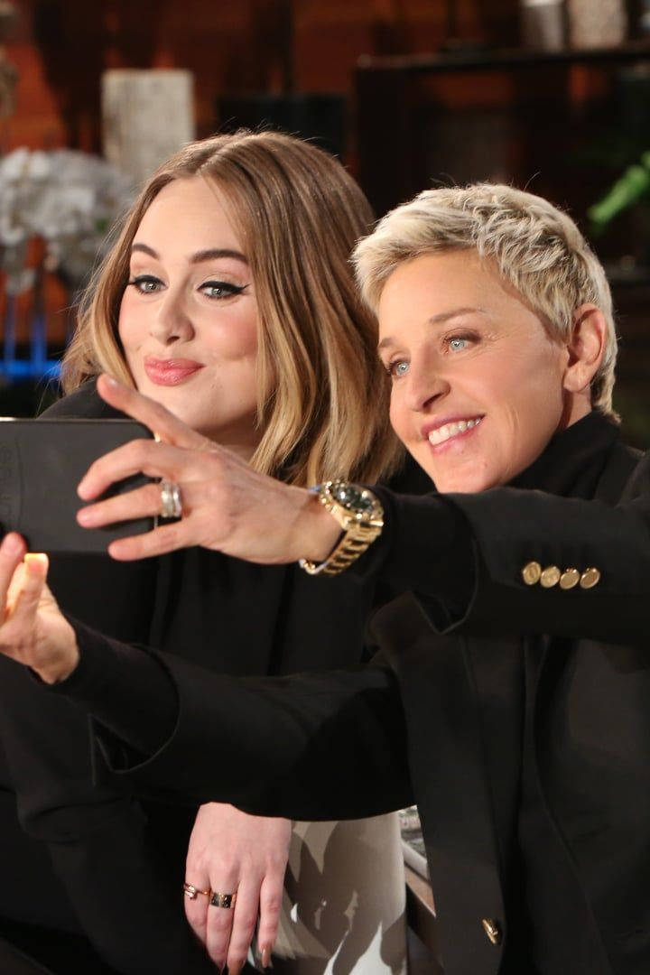 Adele 桌布 壁紙 — 艾倫·狄珍妮絲和愛黛兒在溫暖燈光的脫口秀佈景中一起自拍，笑容燦爛。