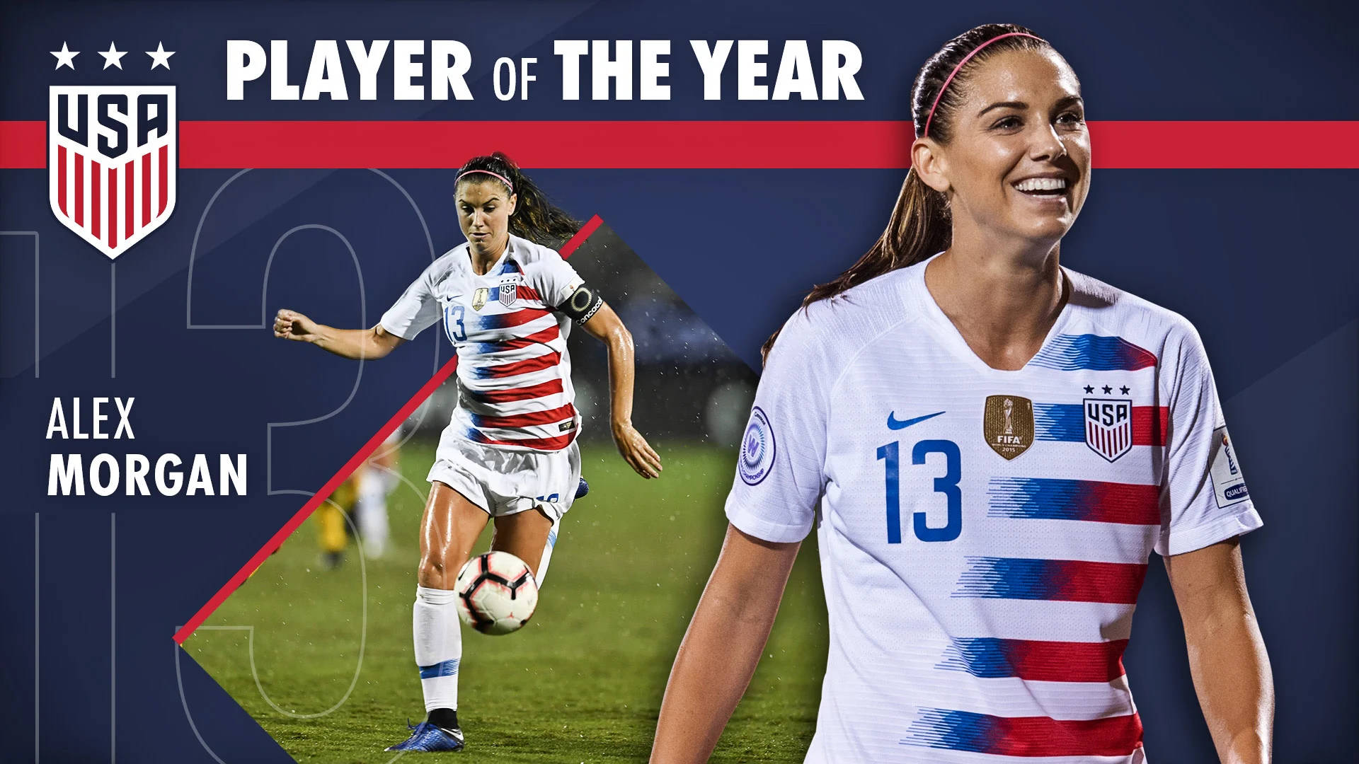 Alex Morgan 桌布 壁紙 — 艾力克斯·摩根身穿美國足球球衣，在體育場燈光下，於充滿活力的綠色球場上，在動作鏡頭旁微笑。