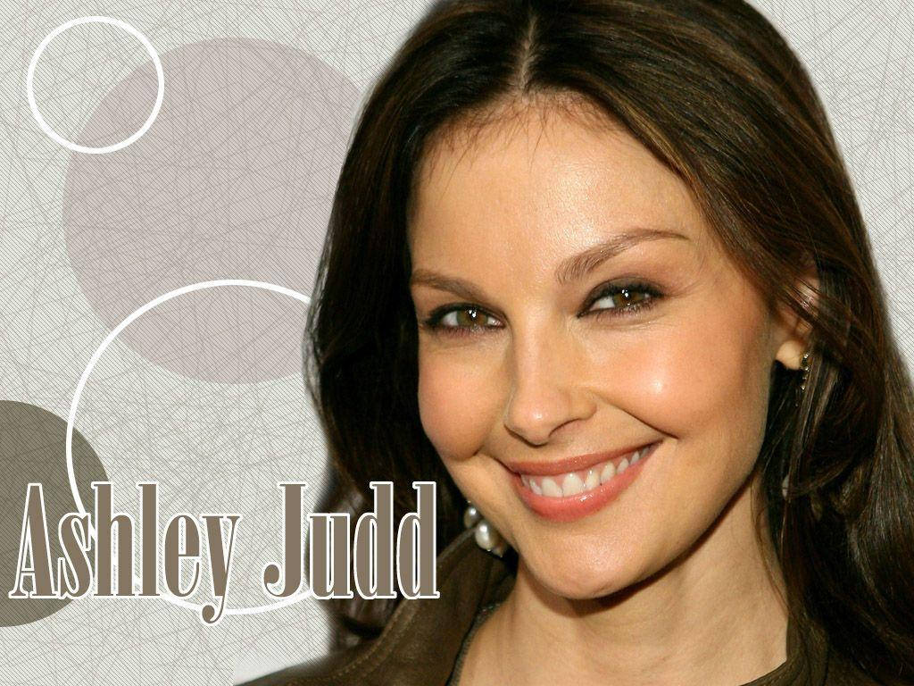 Ashley Judd 桌布 壁紙 — 艾希莉·賈德的特寫肖像，在幾何圖案背景上帶著柔和圓圈溫暖微笑。