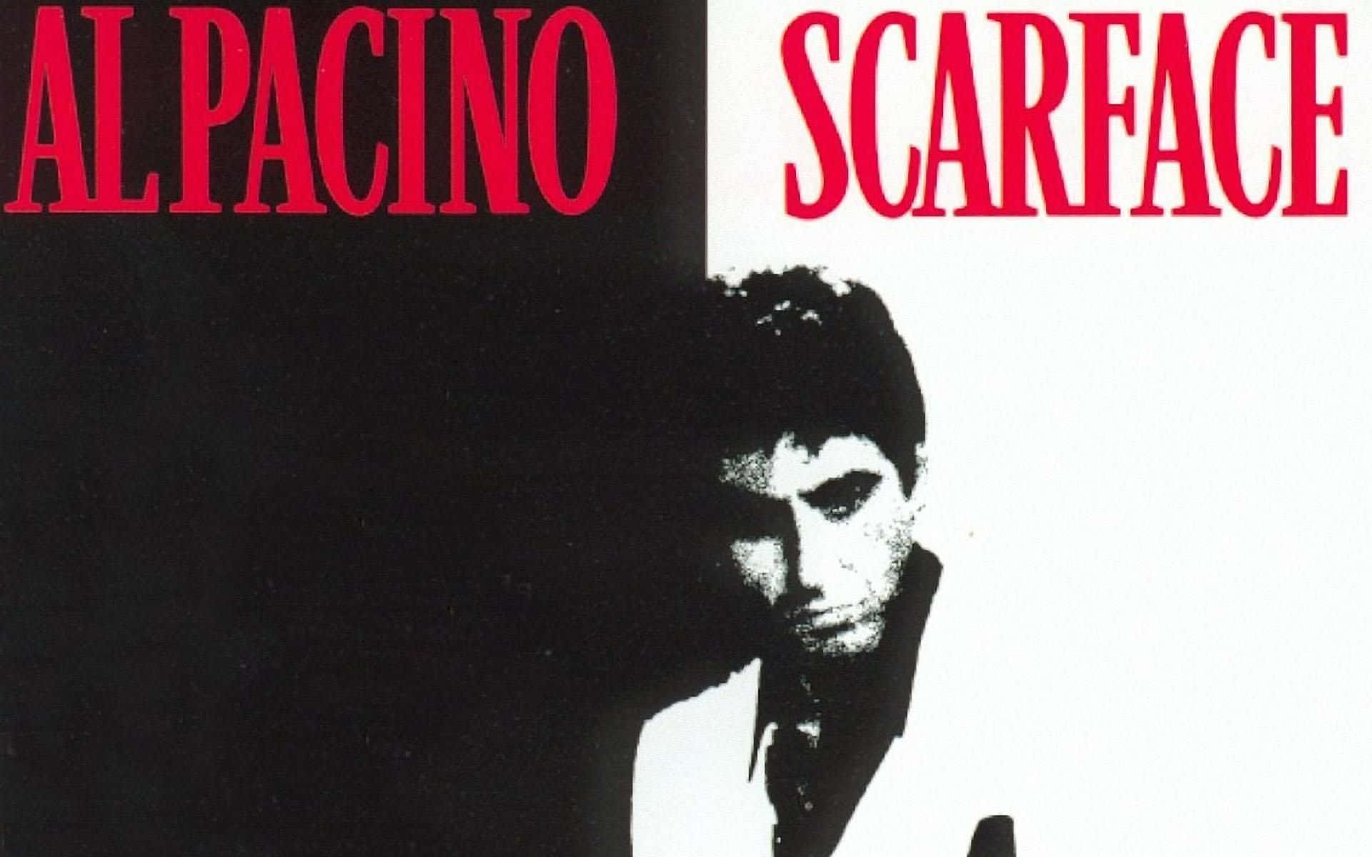 Scarface Desktop 桌布 壁紙 — 艾爾帕西諾在《疤面煞星》的高對比黑白海報中，以粗體紅色文字強烈凝視。