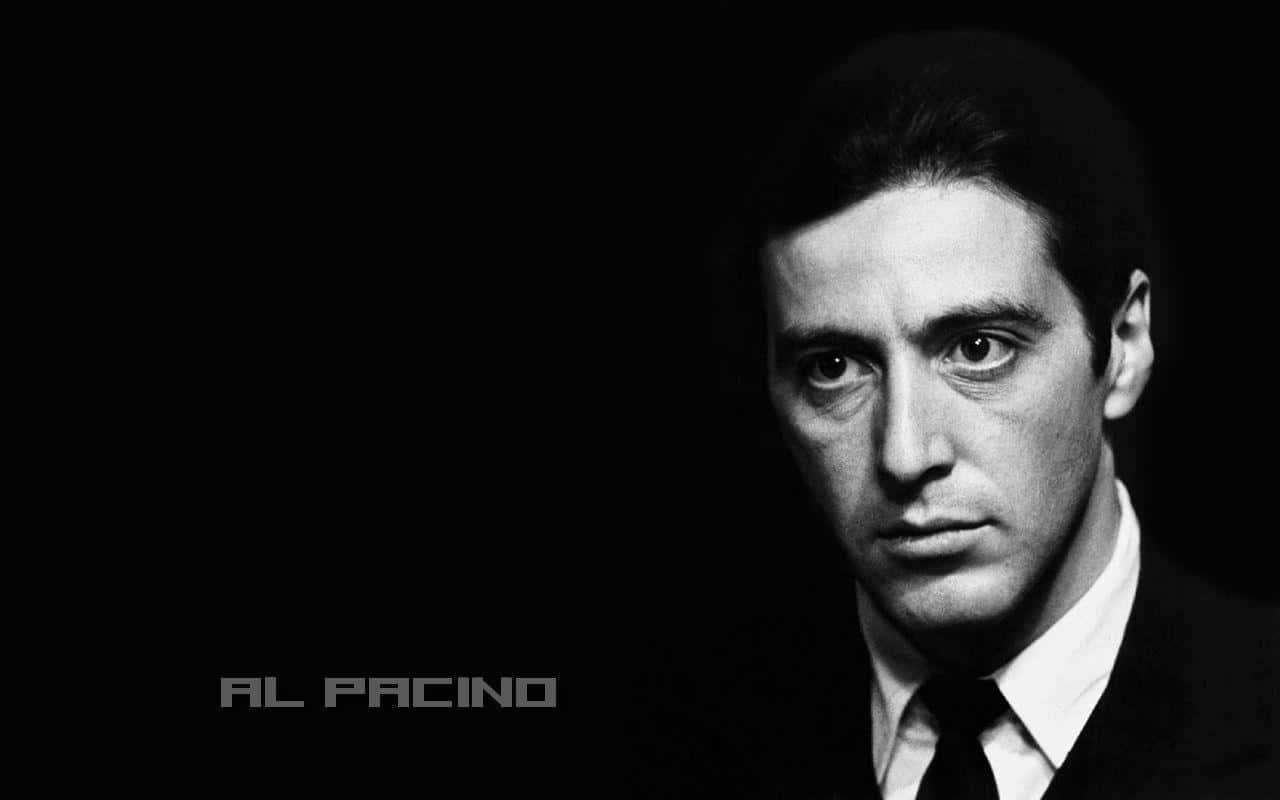 The Godfather 桌布 壁紙 — 艾爾帕西諾的黑白肖像，眼神凌厲，表情嚴肅，背景深色。
