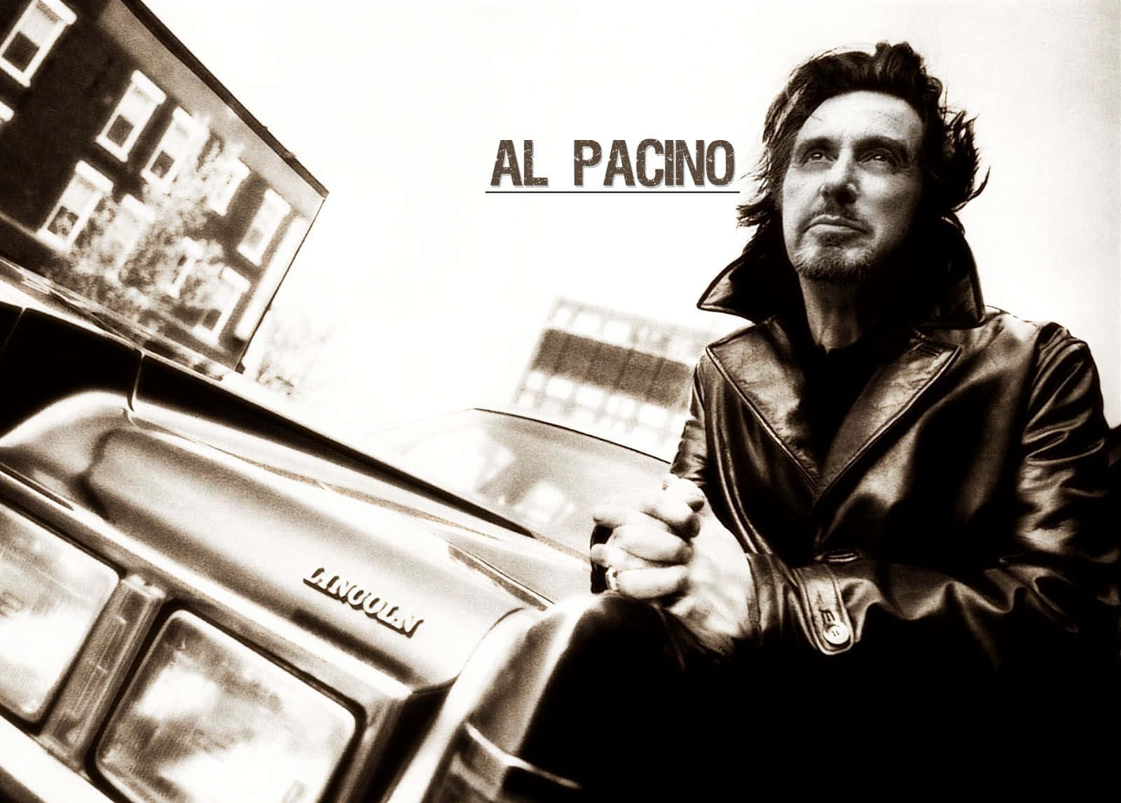 Al Pacino 桌布 壁紙 — 艾爾帕西諾靠在一輛復古林肯車旁，高對比度的黑白城市肖像。