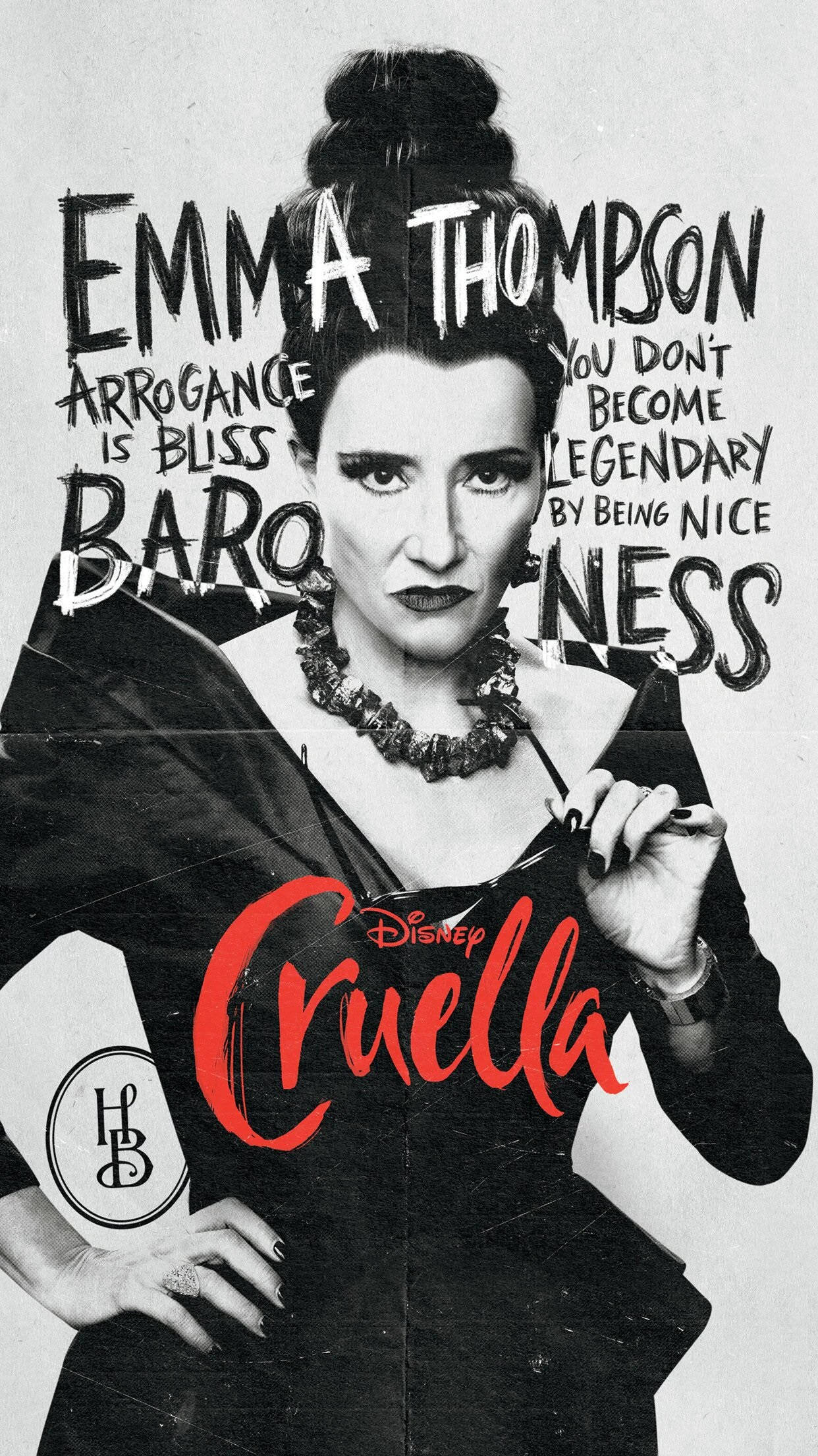 Cruella 桌布 壁紙 — 艾瑪·湯普森飾演庫伊拉·德維爾，大膽的黑白海報，配以紅色文字和戲劇性字體。