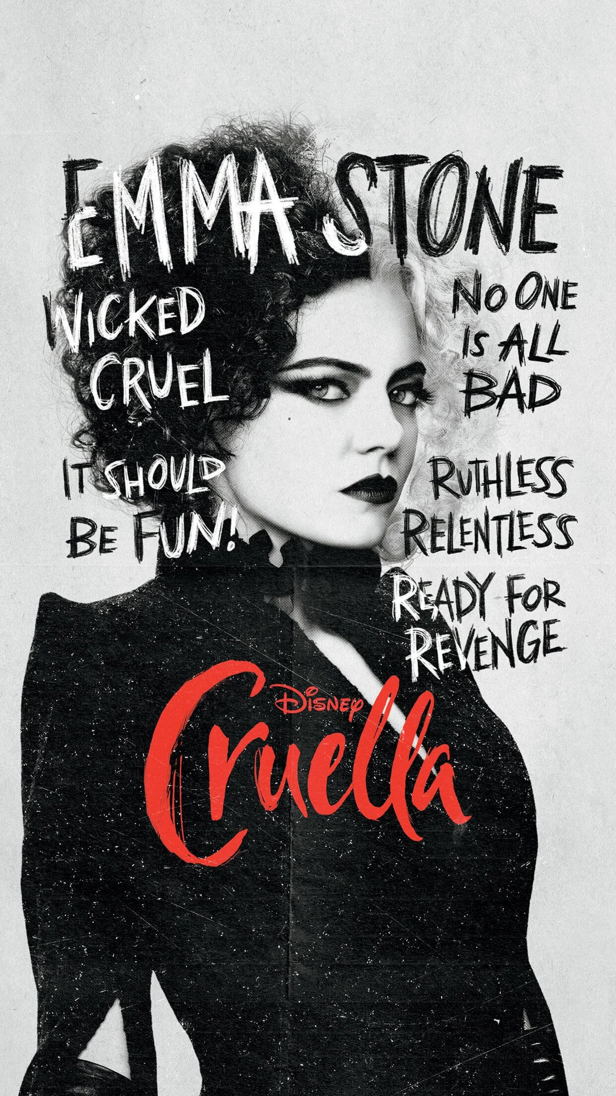 Cruella 桌布 壁紙 — 艾瑪史東飾演庫伊拉，在一張粗獷的黑白海報上，帶有粗體紅色標題和戲劇性的文字疊加。