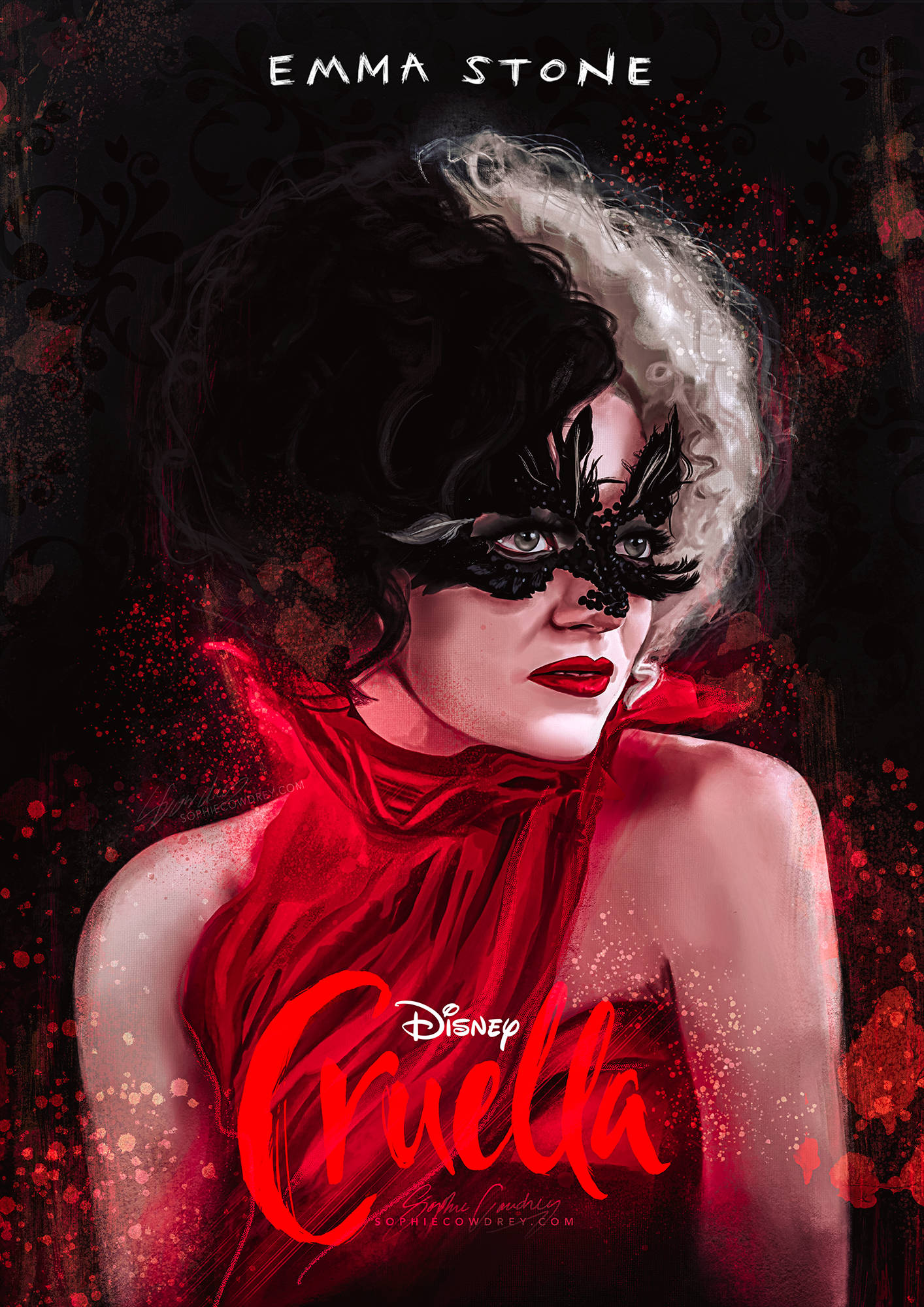Cruella 桌布 壁紙 — 艾瑪史東飾演庫伊拉，身穿搶眼紅色長裙和黑色面具，背景為深色花卉圖案並帶有紅色飛濺。