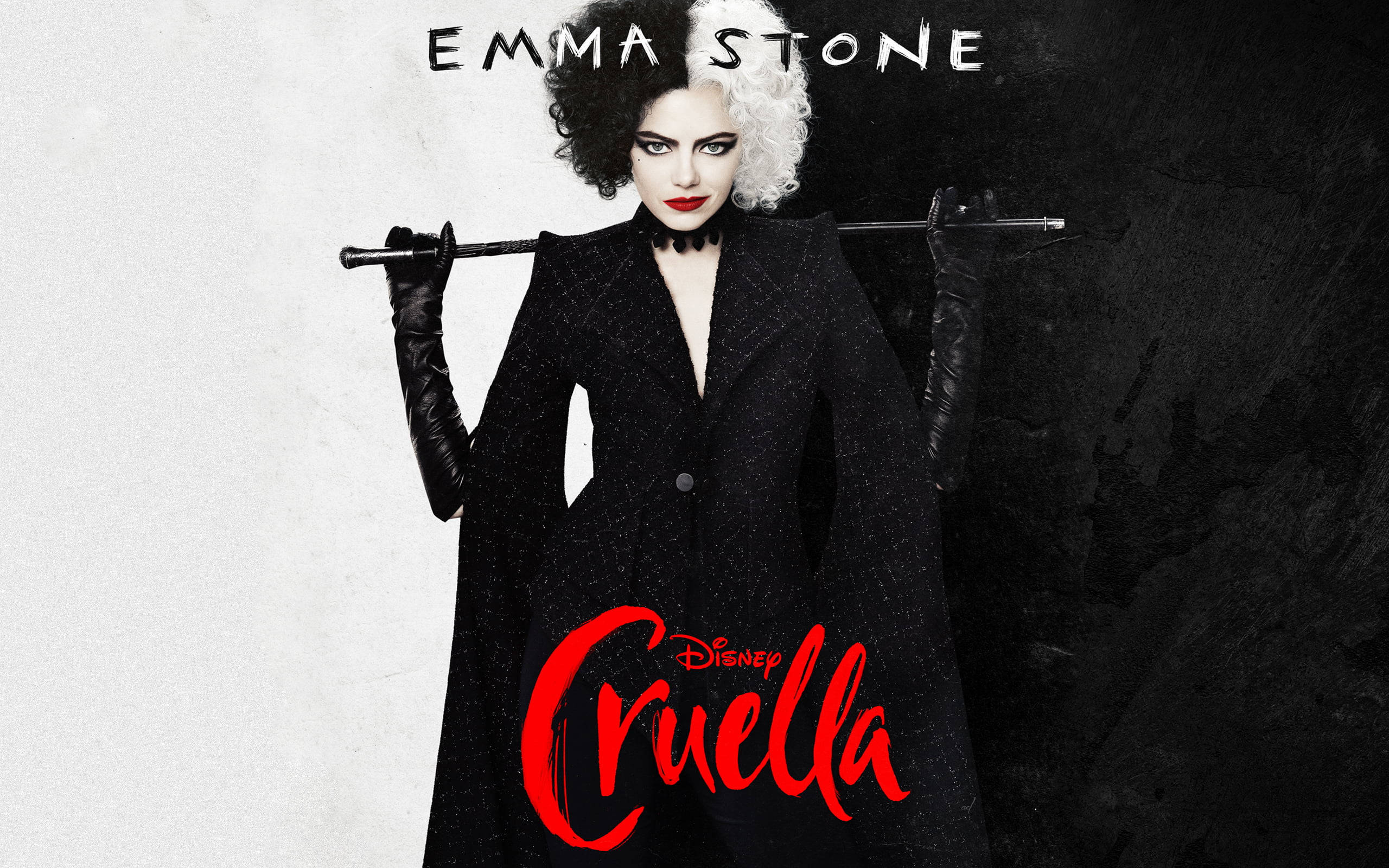 Cruella 2021 桌布 壁紙 — 艾瑪史東飾演庫伊拉，身穿黑色外套，手持手杖，背景為黑白分割。