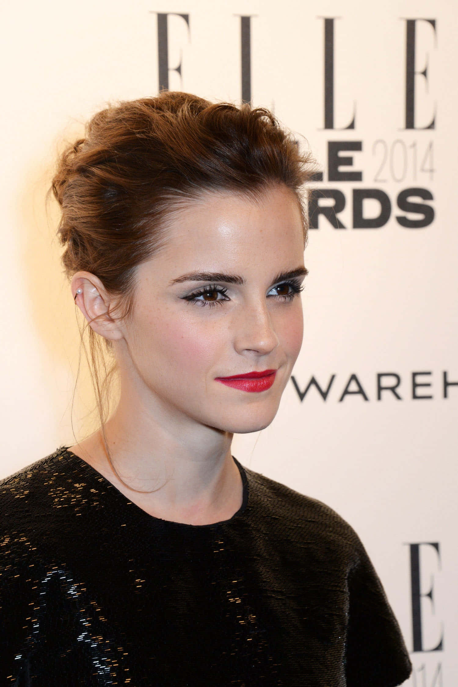 Emma Watson 桌布 壁紙 — 艾瑪華森在ELLE Awards 2014活動上優雅微笑，身穿黑色質感上衣，塗上大膽紅唇。
