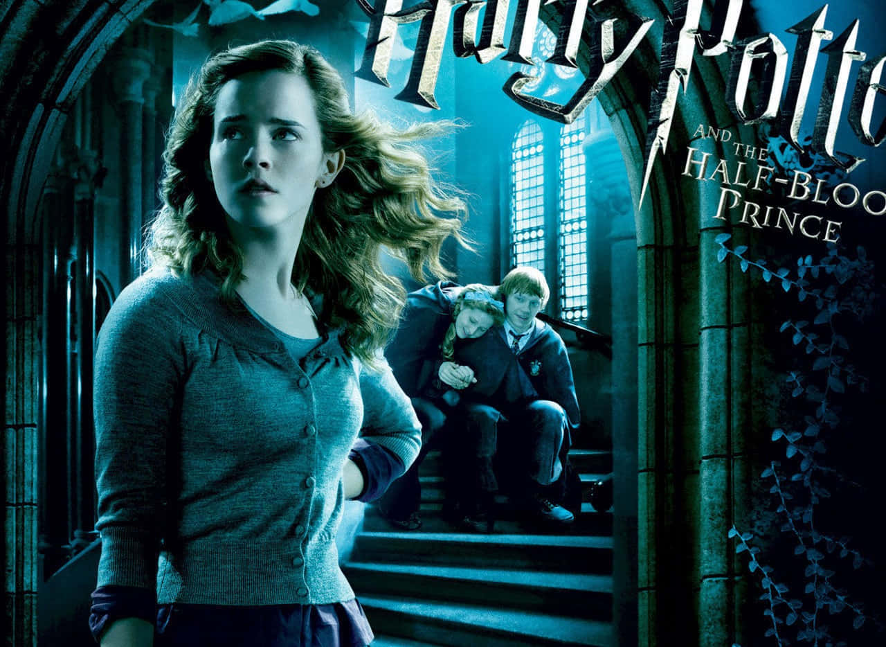 The Half-blood Prince 桌布 壁紙 — 艾瑪華森飾演的妙麗站在哥德式走廊，哈利和榮恩在她身後，燈光帶藍色調。