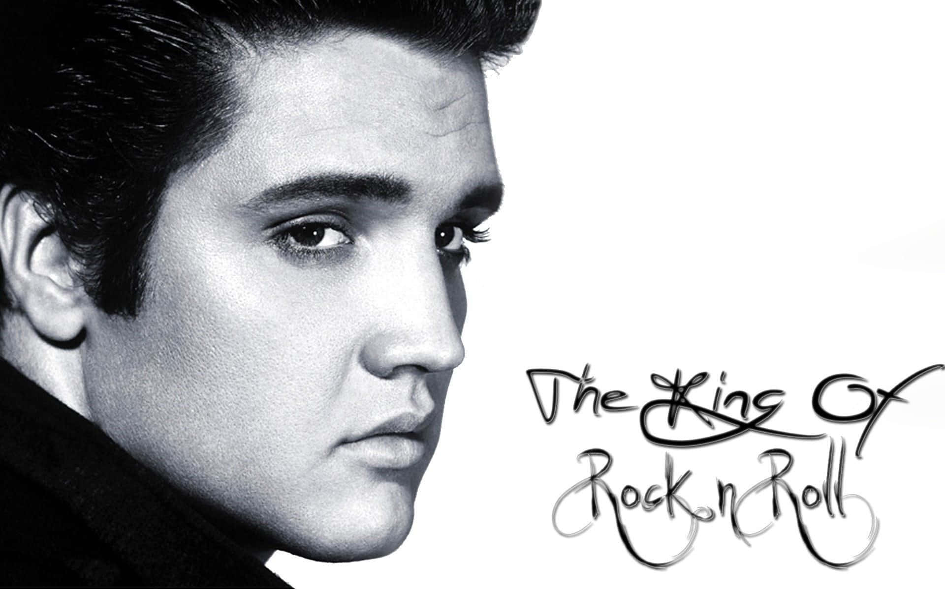 4K Elvis 桌布 壁紙 — 艾維斯·普里斯萊的黑白側面肖像，旁邊有「The King of Rock n Roll」字樣。