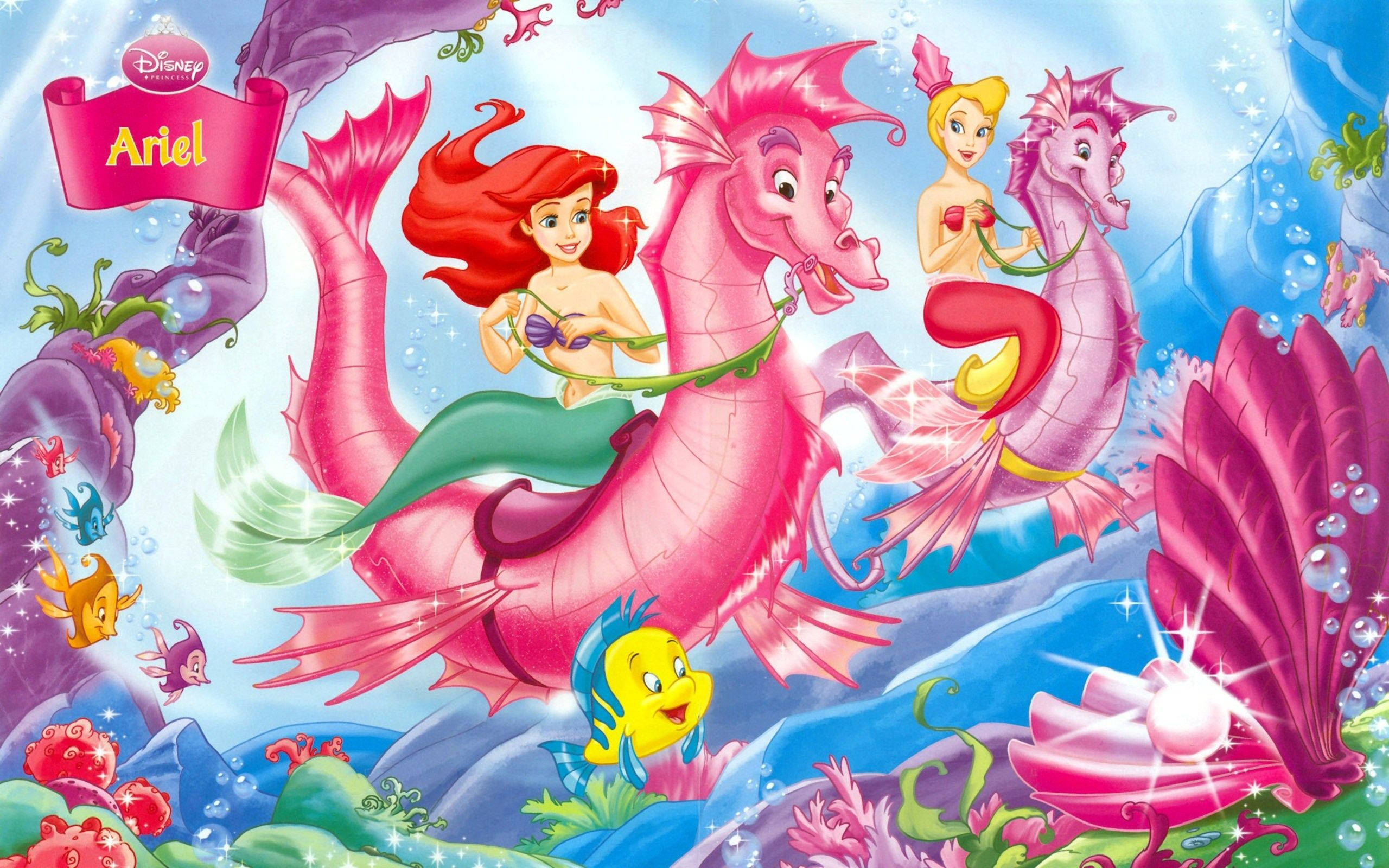 The Little Mermaid 桌布 壁紙 — 艾莉奧和她的朋友們騎著粉紅色海馬穿過一個閃閃發光的珊瑚礁，裡面充滿了色彩繽紛的魚類和發光的珍珠。