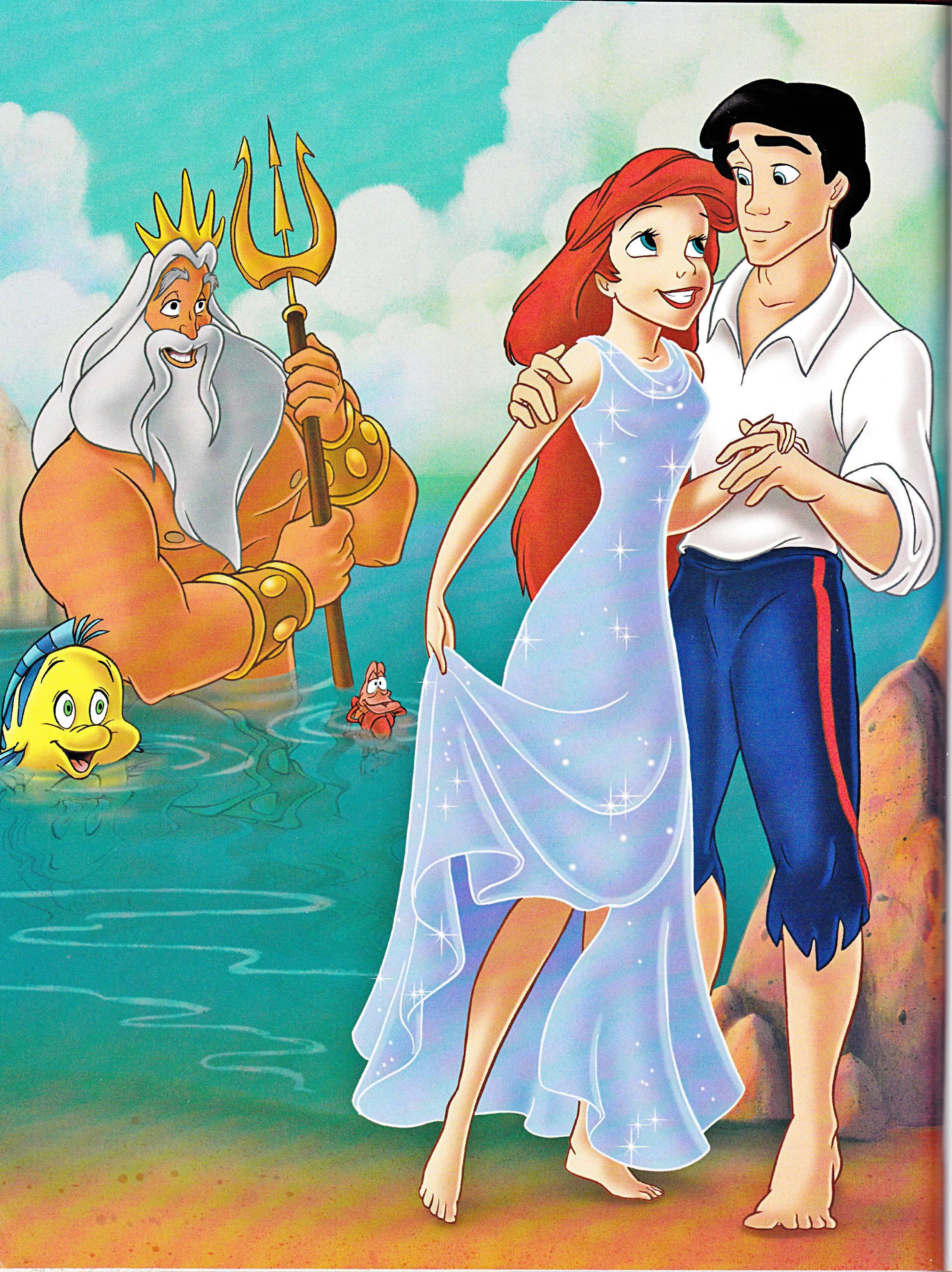 The Little Mermaid 桌布 壁紙 — 艾莉奧和艾瑞克在海灘上跳舞，川頓國王與小比目魚和賽巴斯丁在水裡觀看。