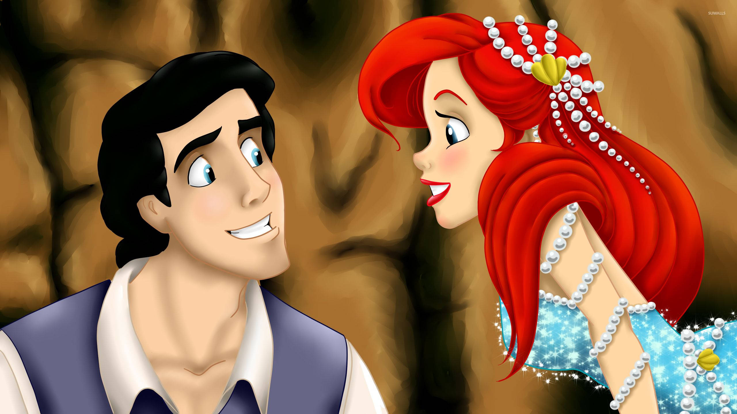 The Little Mermaid 桌布 壁紙 — 艾莉奧與艾力王子在一個溫暖照亮的洞穴中，穿著珍珠裝飾的服飾，眼神充滿情感，分享著溫柔的時刻。