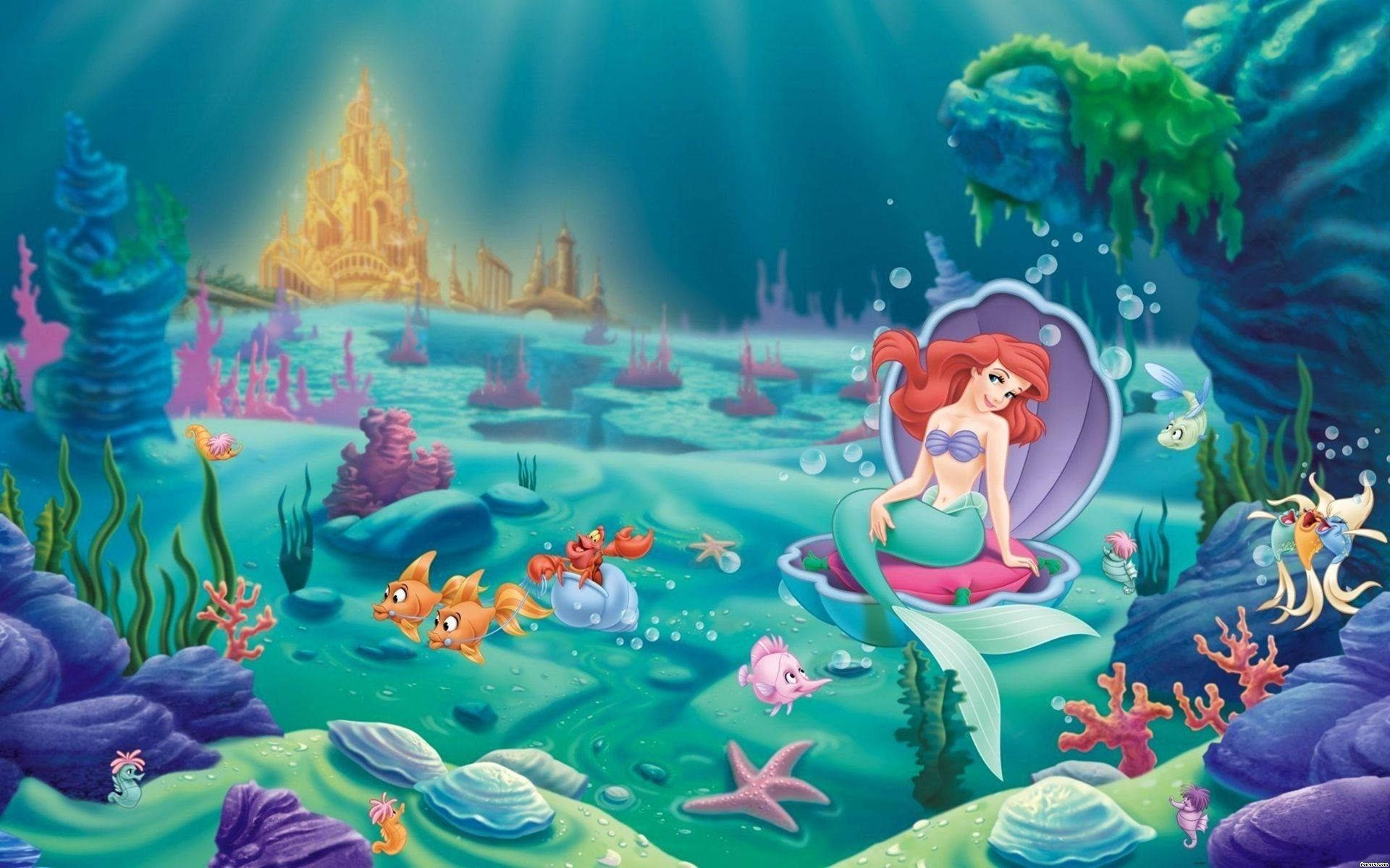 The Little Mermaid 桌布 壁紙 — 艾莉爾坐在水下的貝殼椅上，周圍是色彩繽紛的珊瑚魚和遠處發光的城堡。