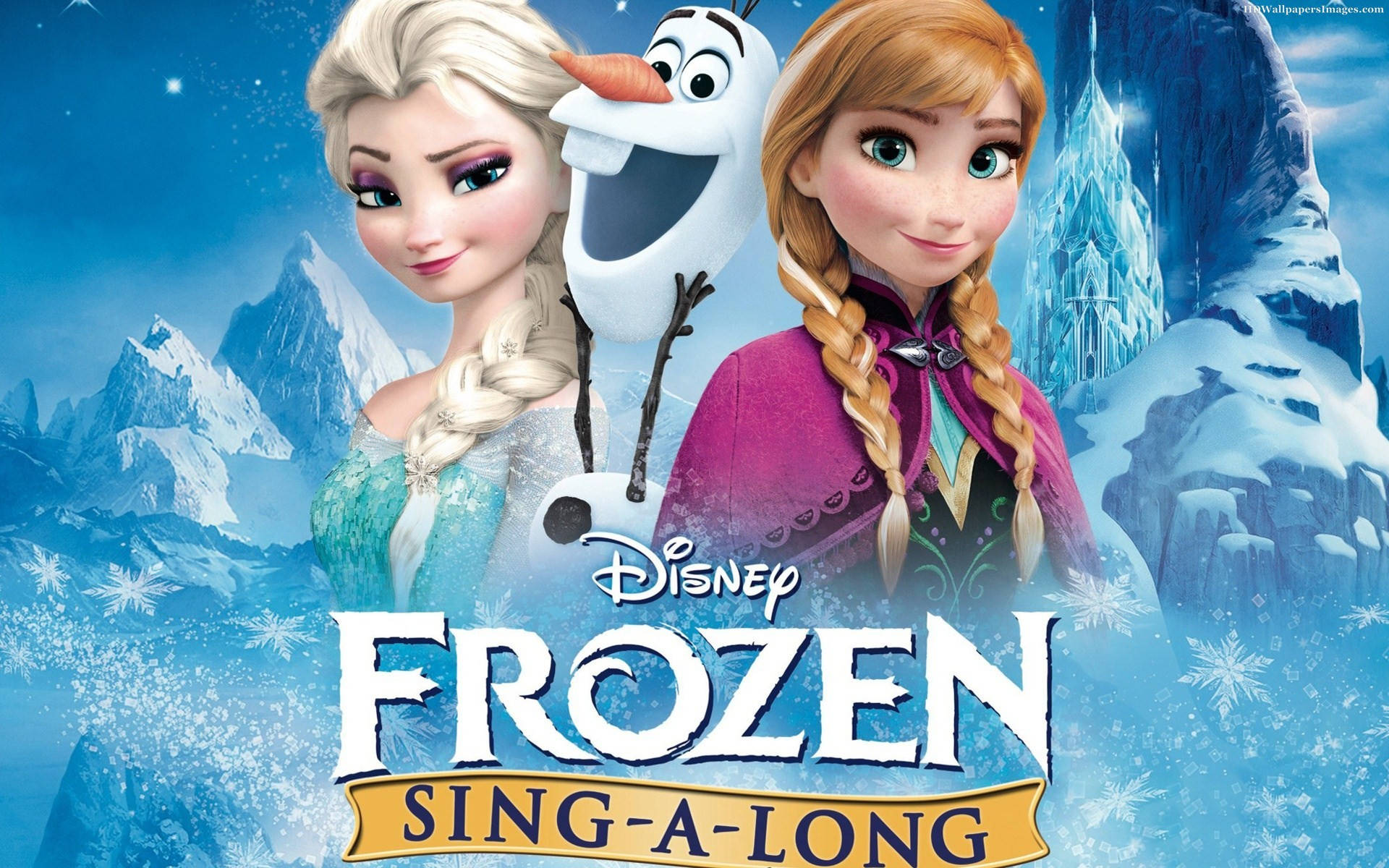 Frozen Elsa 桌布 壁紙 — 艾莎、安娜和雪寶一起站在白雪皚皚的山景中，身後有一座冰城堡，頭頂是繁星點點的藍天。