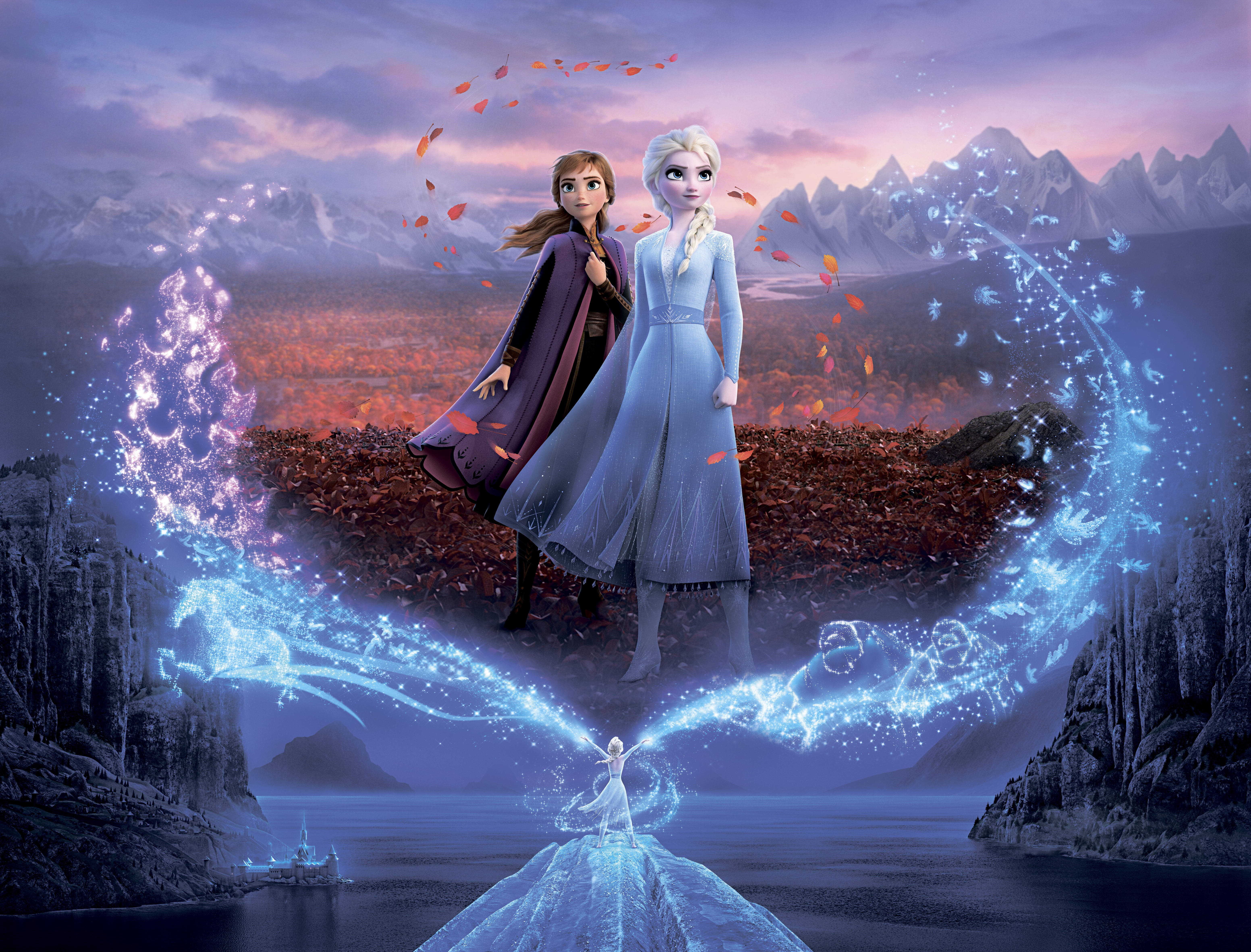Frozen Elsa 桌布 壁紙 — 艾莎和安娜站在冰凍的懸崖上，魔法冰能量在她們之間弧線交錯，背景是暮色中的山脈。