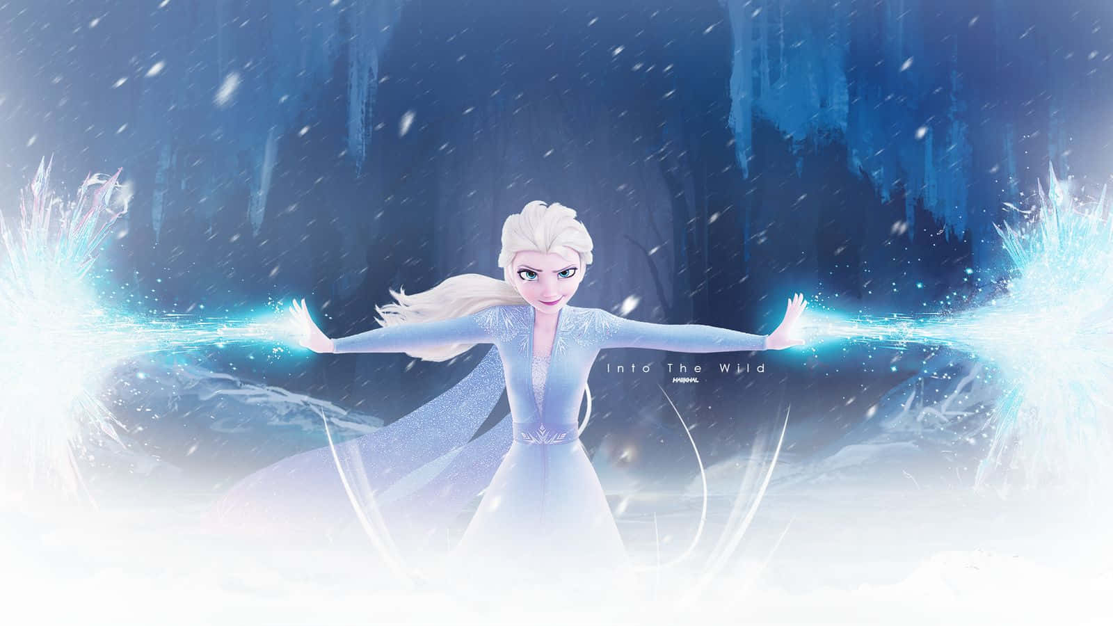 艾莎 桌布 壁紙 — 艾莎站在一個積雪的洞穴中，雙臂伸展，冰魔法從她手中迸發出耀眼的藍光。