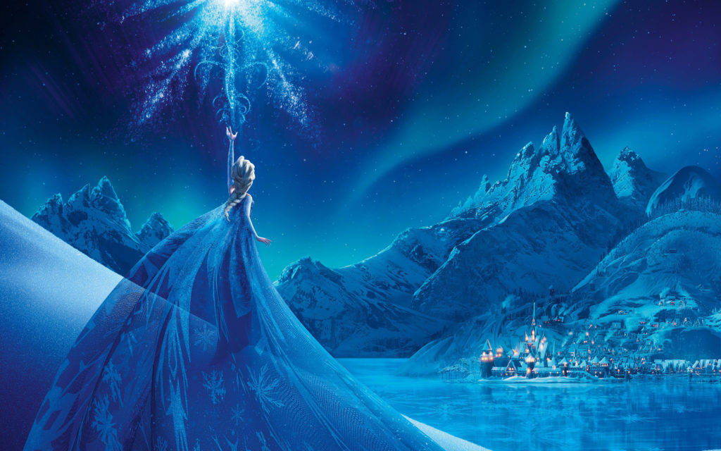 迪士尼桌布 桌布 壁紙 — 艾莎站在夜晚的雪山景觀中，她的冰魔法在極光下閃耀，遠處的城堡閃閃發光。