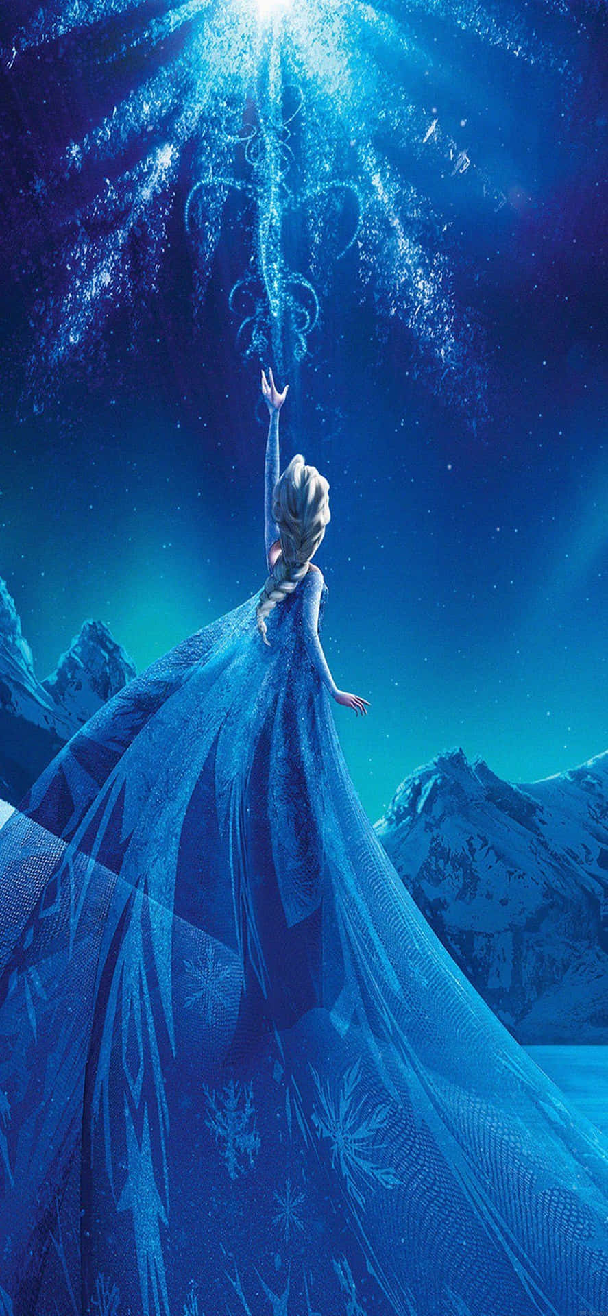 冰雪奇緣 桌布 壁紙 — 艾莎站在白雪覆蓋的山景中，舉起手，魔法冰晶從上方迸發，發出耀眼的藍光。