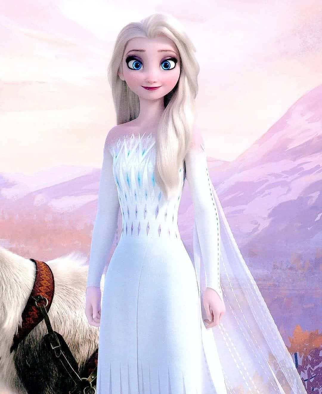 Cute Queen 桌布 壁紙 — 艾莎站在白雪覆蓋的山景中，身穿她標誌性的冰飾白色長袍，旁邊有一隻馴鹿。