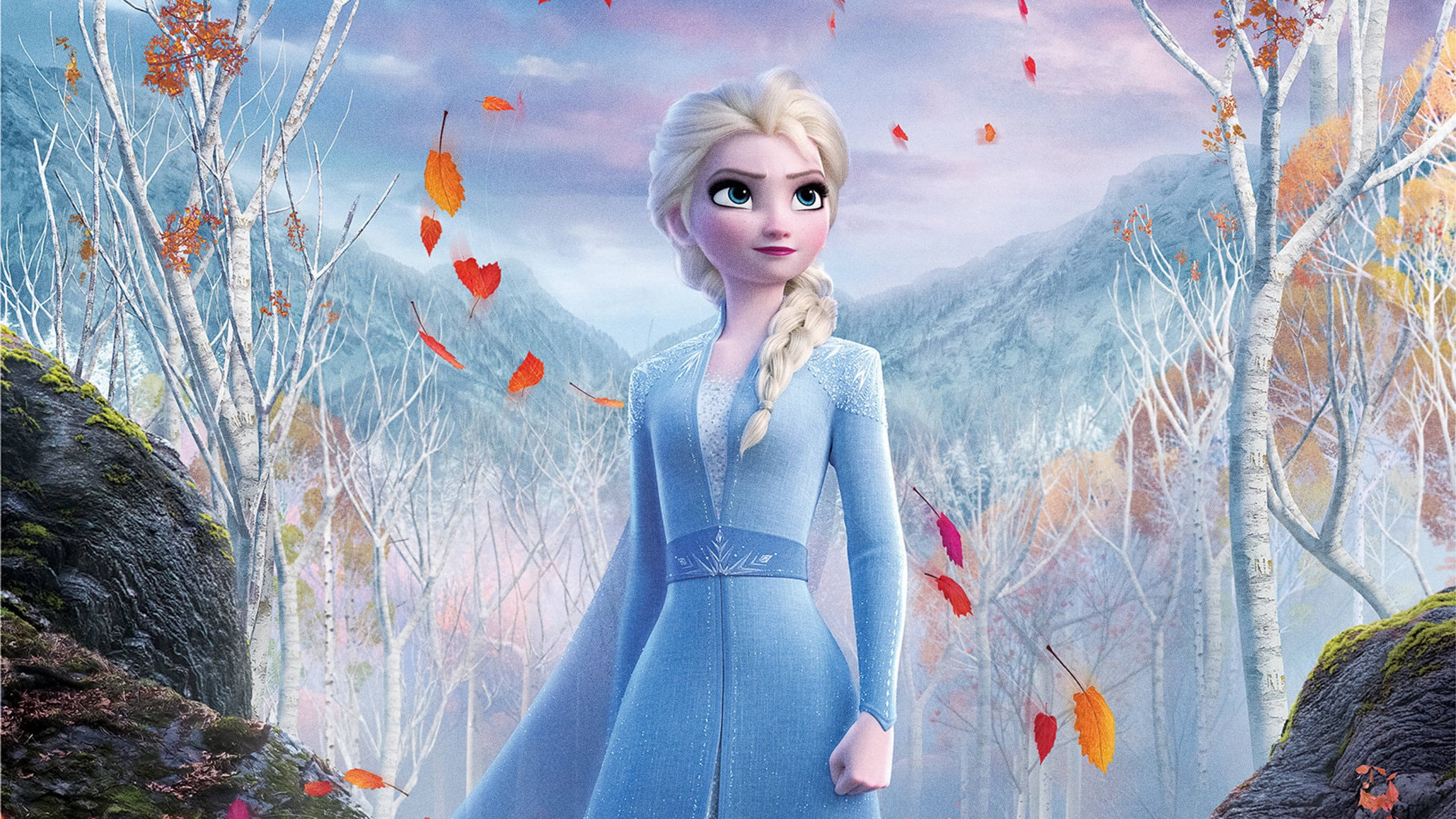 Frozen Elsa 桌布 壁紙 — 艾莎站在霧氣瀰漫的秋日森林中，橙色樹葉飄落，背景是白雪覆蓋的山脈。